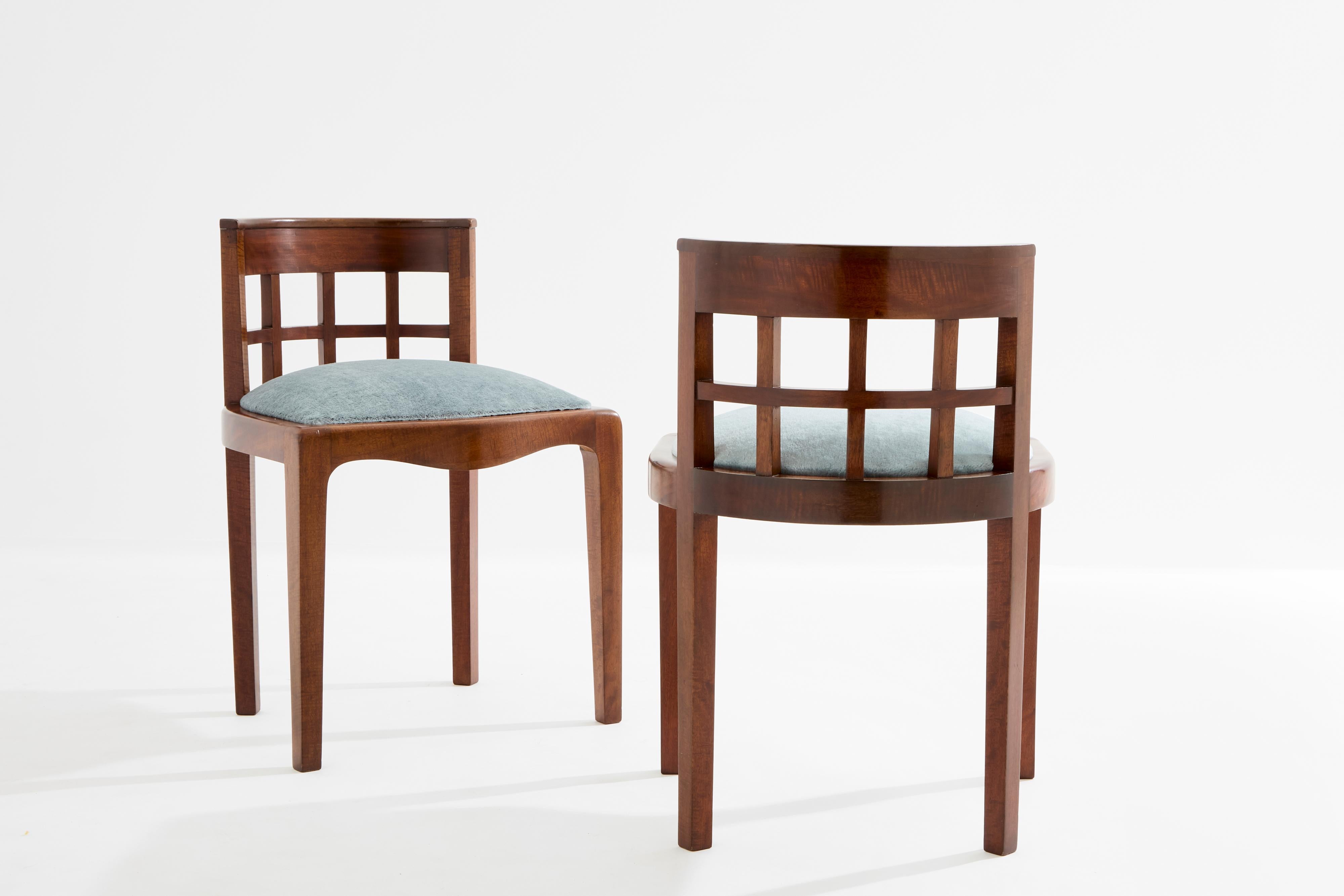 Paul T. Frankl Paar Beistellstühle Curly Walnuss Mohair Samt 1933 (amerikanisch) im Angebot