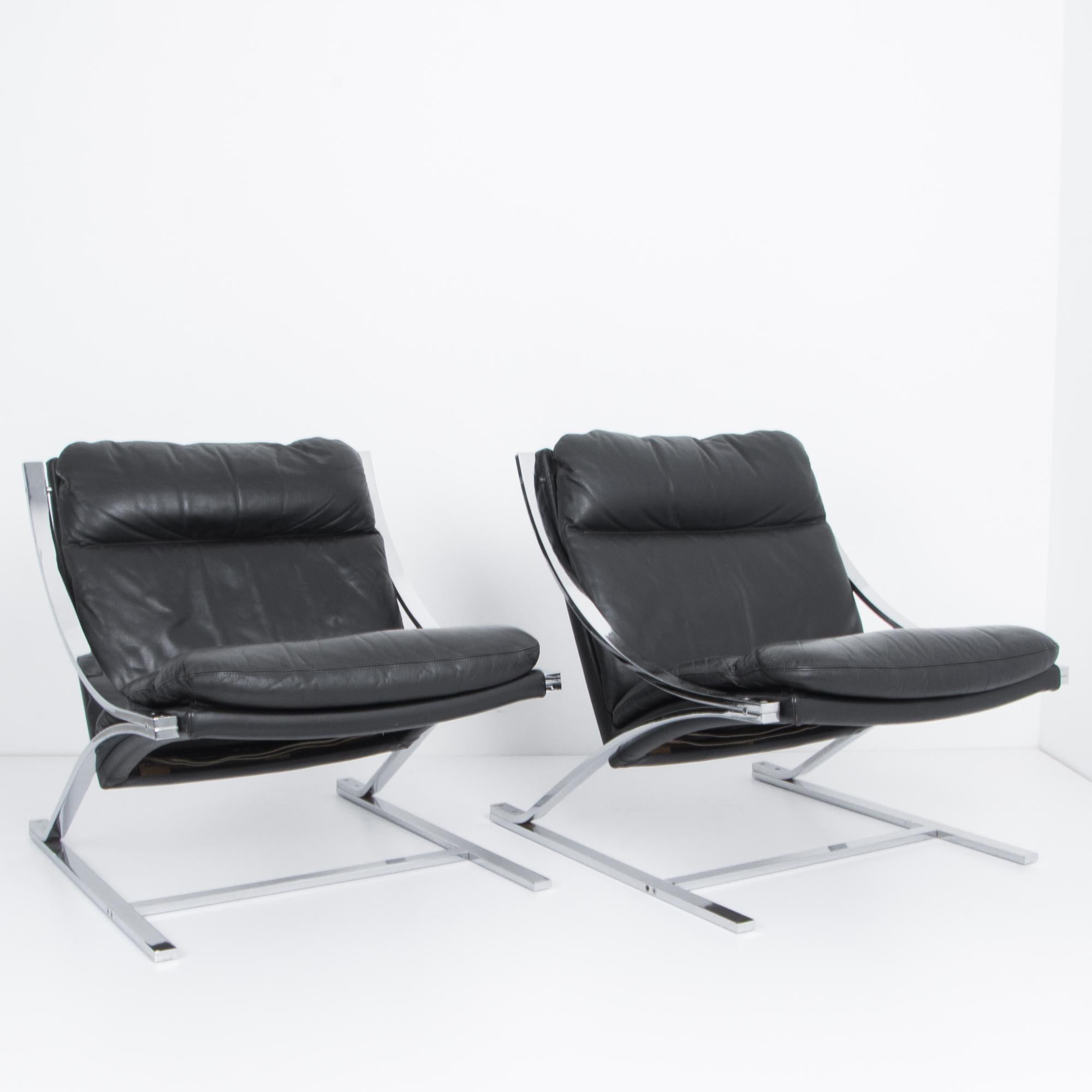 Mid-Century Modern Paul Tuttle Black Leather Zeta Lounge Chairs for Strassle, a Pair