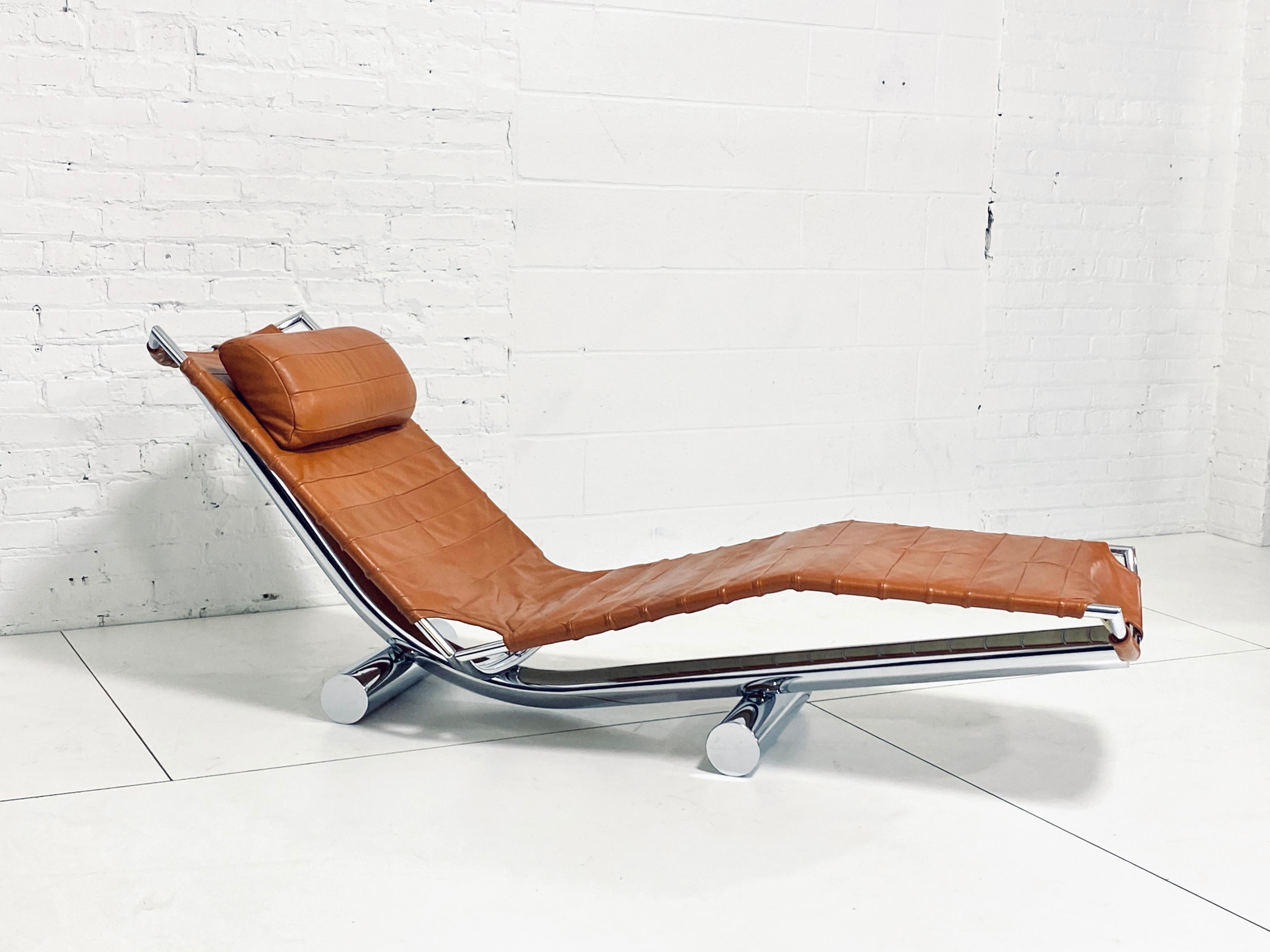 Chaise longue Chariot conçue par Paul Tuttle pour Strassle International. Produit en Suisse en 1972. Le cuir brun camel d'origine et le cadre en chrome poli sont en excellent état.