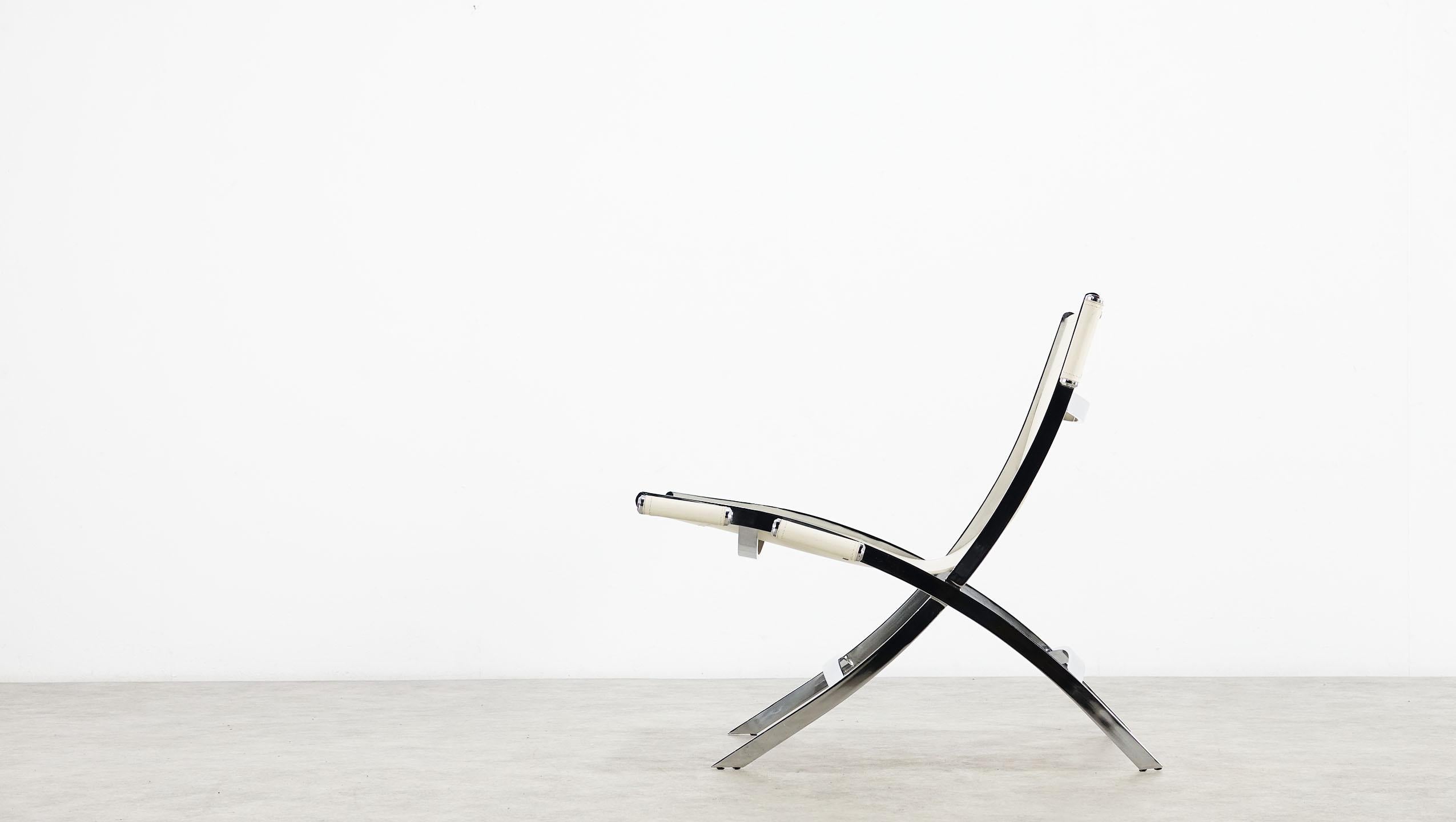 Postmodern stainless steel scissor chair designed by Paul Tuttle for Flexform Italia.

Designers Paul Tuttle & Antonio Citterio for Flexform Italia The cream leather sling-style seats are beautifully stitched. The thick cream leather is neatly woven