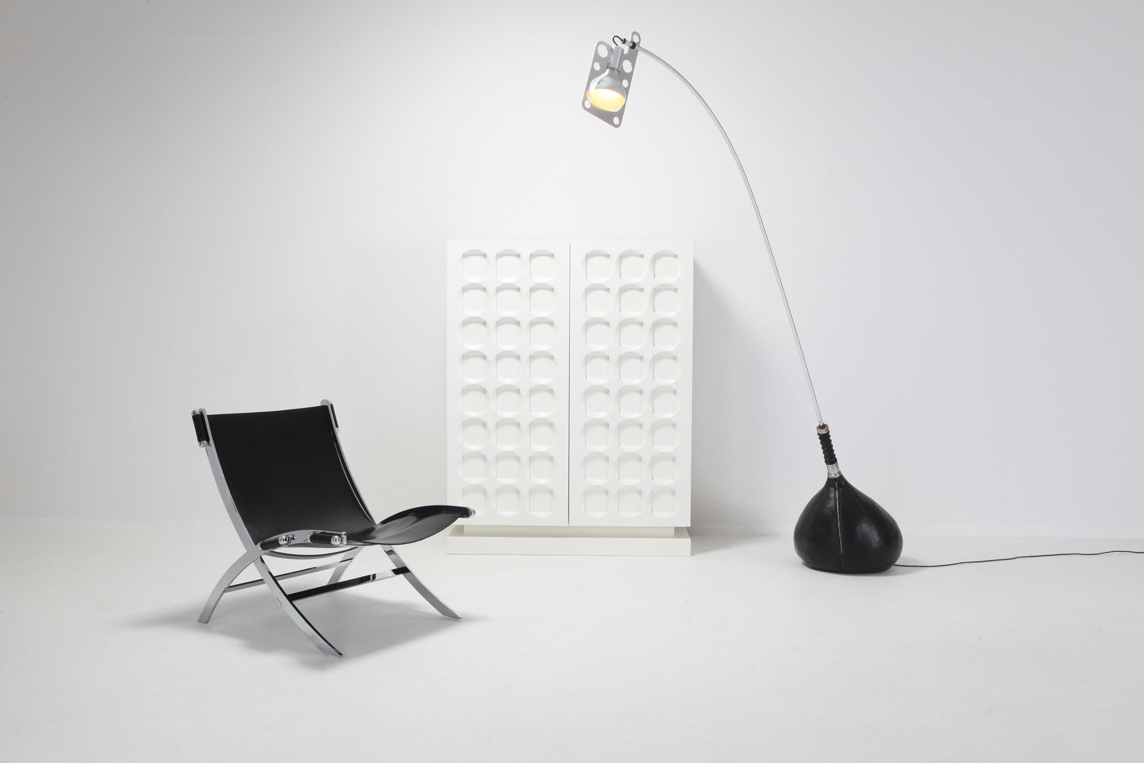 Post-modern Scissor chair in stainless steel and black leather by Paul Tuttle for Flexform Italia

widely known as being designed by Paul Tuttle and manufactured by Flexform Italia; We have been informed that the designer is Antonio Citterio for