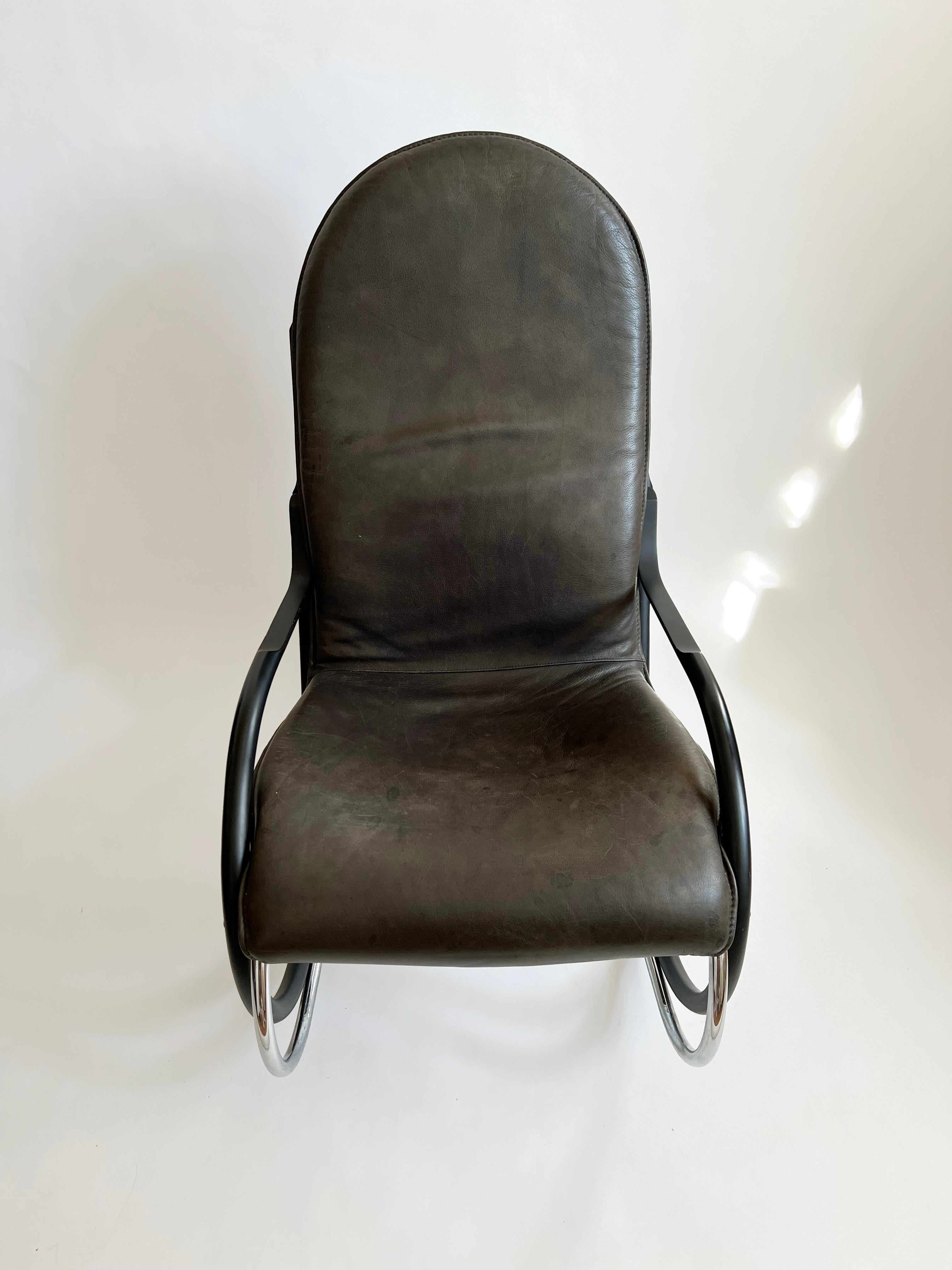 Elegant rocking chair by the Swiss manufacturer Strässle based on a design by Paul Tuttle from the early 70s.

This design combines the formal language of classic bentwood rocking chairs with a contemporary materiality. The frame is a hybrid of
