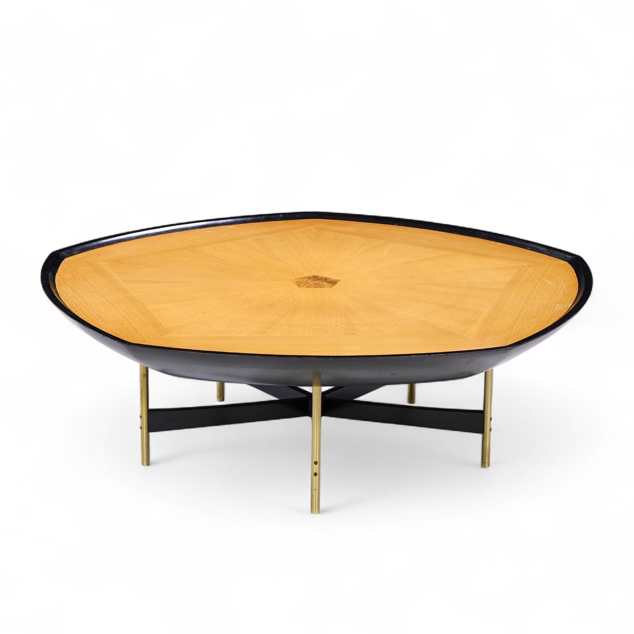 Paul Tuttle & Winsor White Collection Saker Transition Table basse en chêne et laiton Bon état - En vente à Franklin Park, IL