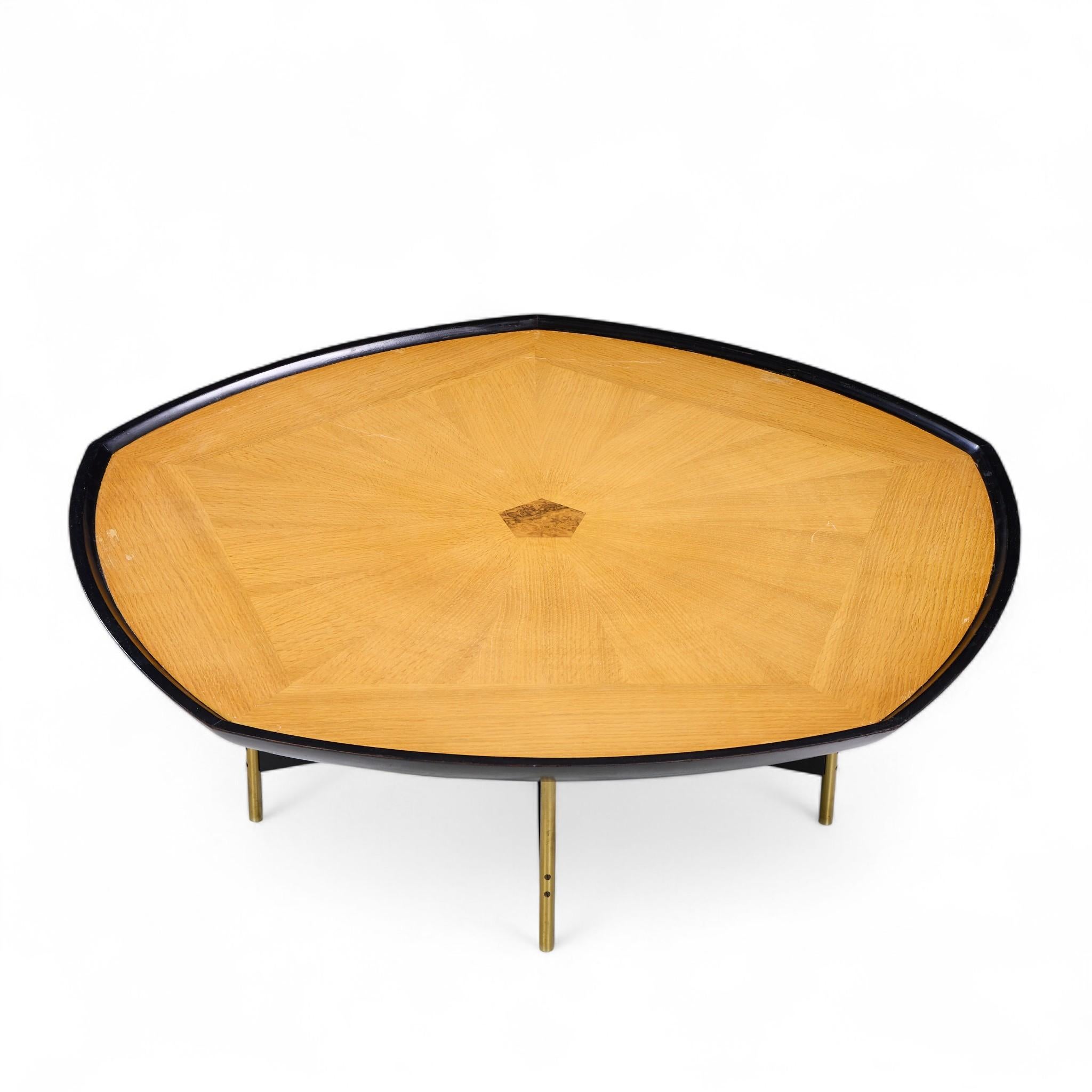 Paul Tuttle & Winsor White Collection Saker Transition Table basse en chêne et laiton en vente 2