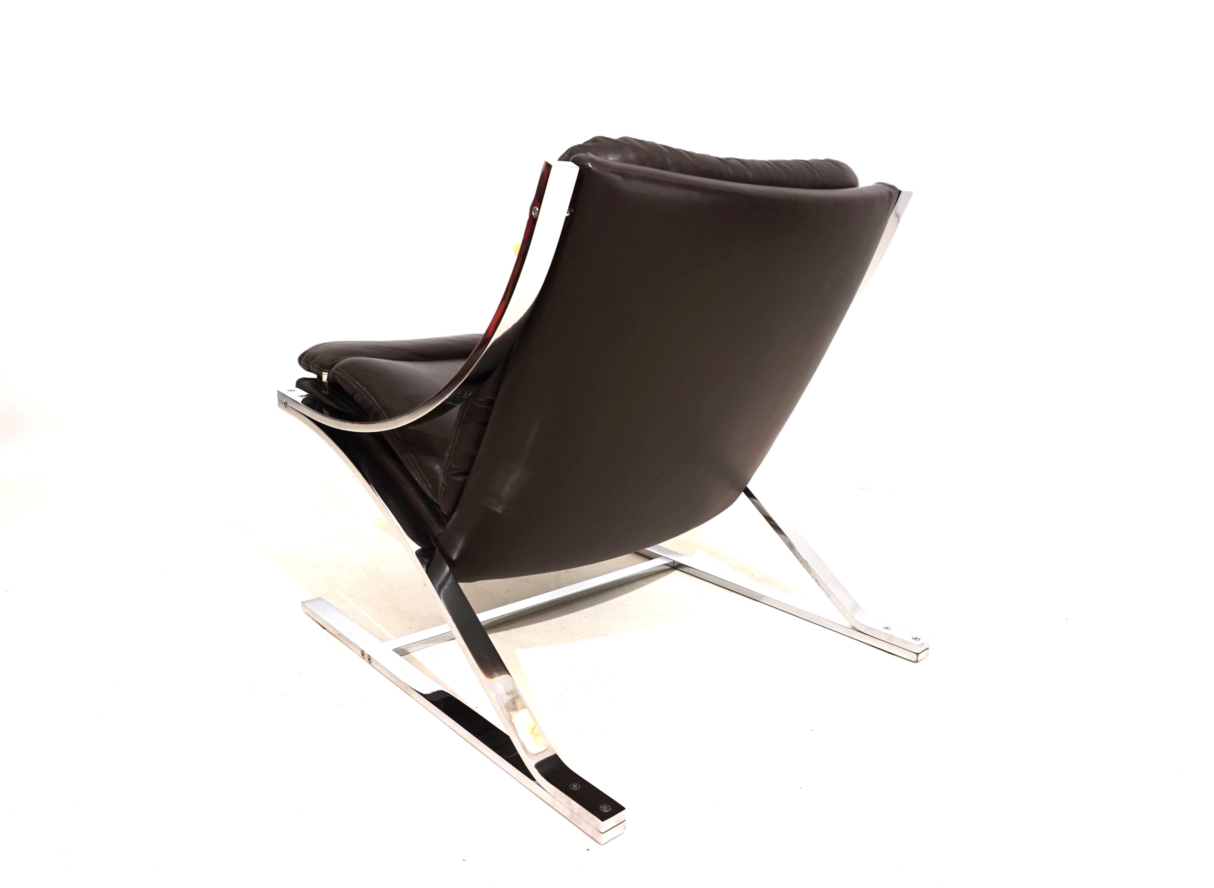 The Z armchair comes in dark brown aniline leather and is in excellent condition. The soft leather shows minimal signs of wear. The heavy stainless steel frame is shaped like a Z and gives the chair its name Z armchair. The metal frame is also