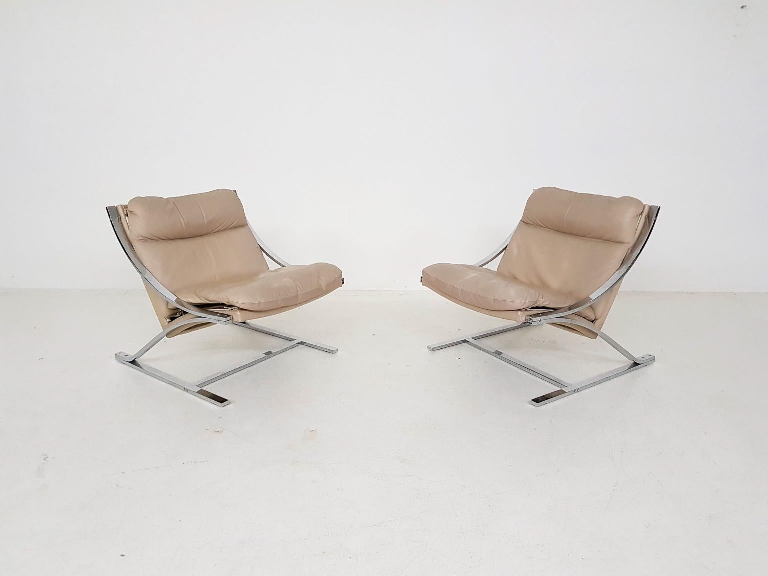 Pair of high quality chromed metal lounge chairs with an off-white leather upholstery. Designed by Paul Tuttle for Strässle, Switzerland in 1968.

Nice pair with Z shaped frame, which explains the name Zeta (the sixth letter in the Greek