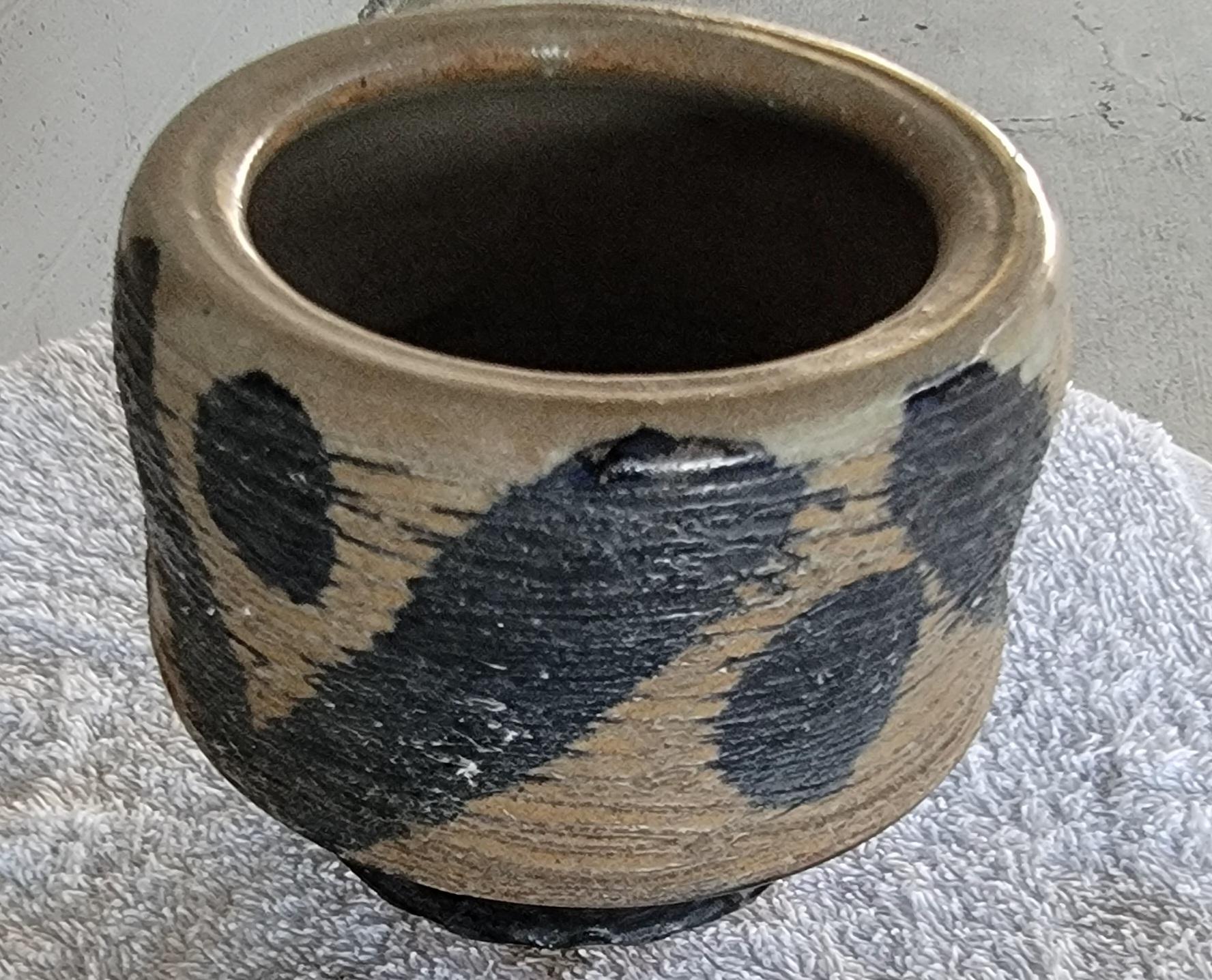 Mid 20th century hand-thrown pot by Paul Volckening. Abstract Expressionist Potter. California, 1970's. 

PAUL VOLCKENING:
1928Born Minneola, New York
2016Died Santa Fe, New Mexico

EDUCATION
1951First pottery class, The College of Arts and Crafts,