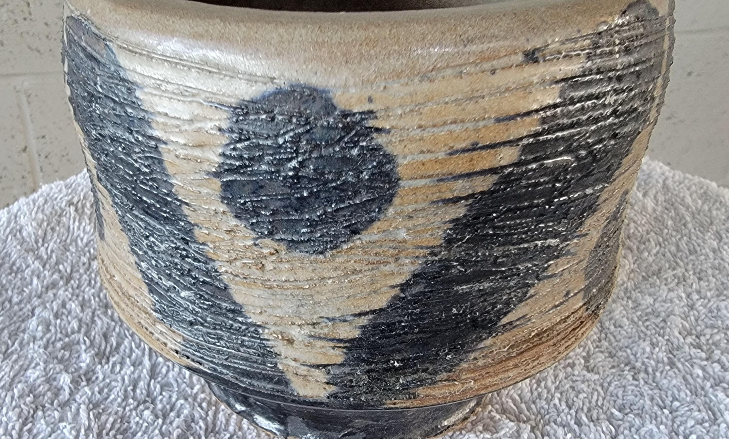 Paul Volckening Abstract Expressionist Pottery Vase 1970's In Good Condition For Sale In Fulton, CA