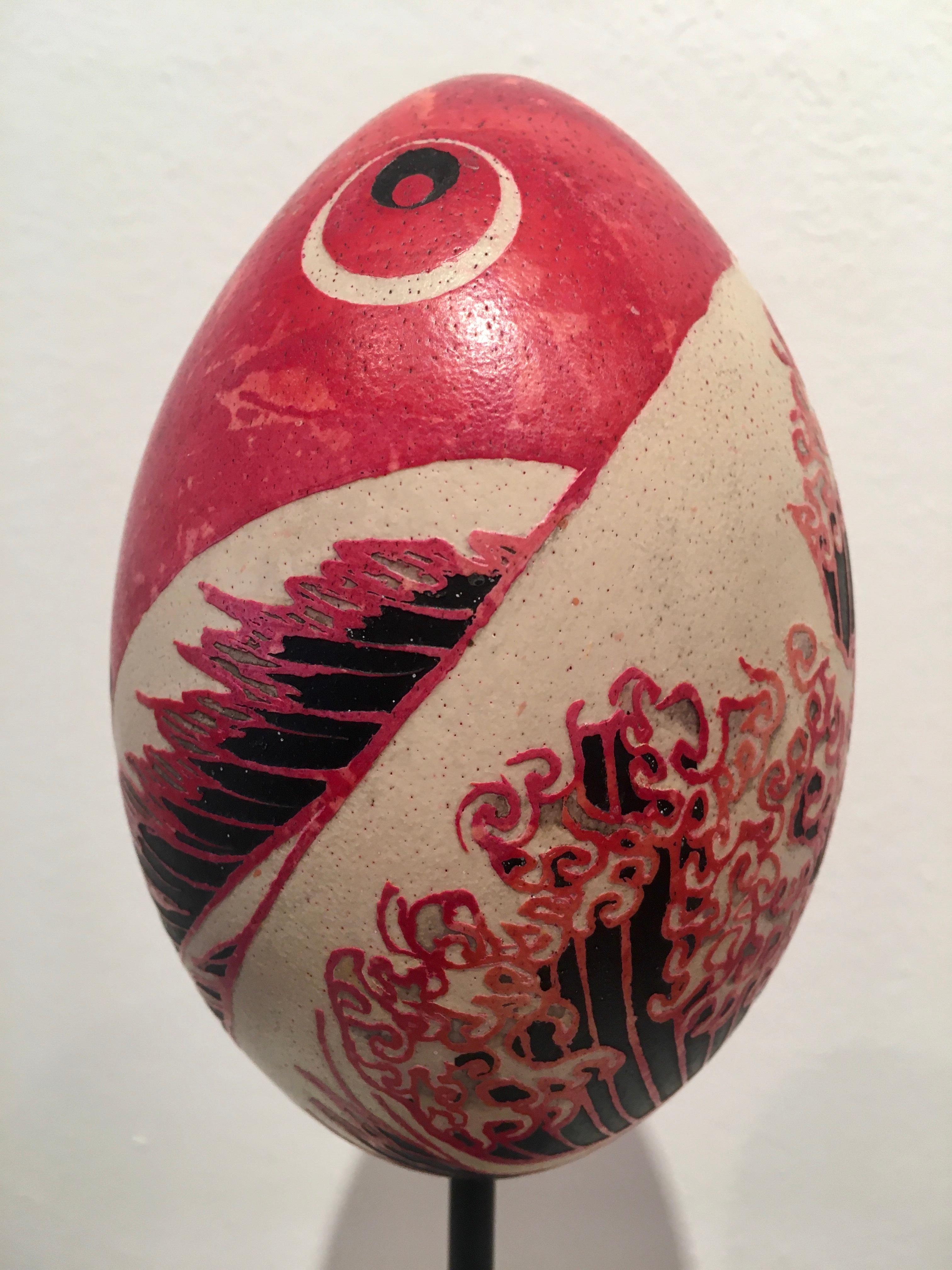 Gemälde auf Rhea-Ei mit Ständer: „Great Wave“ – Painting von Paul Wirhun
