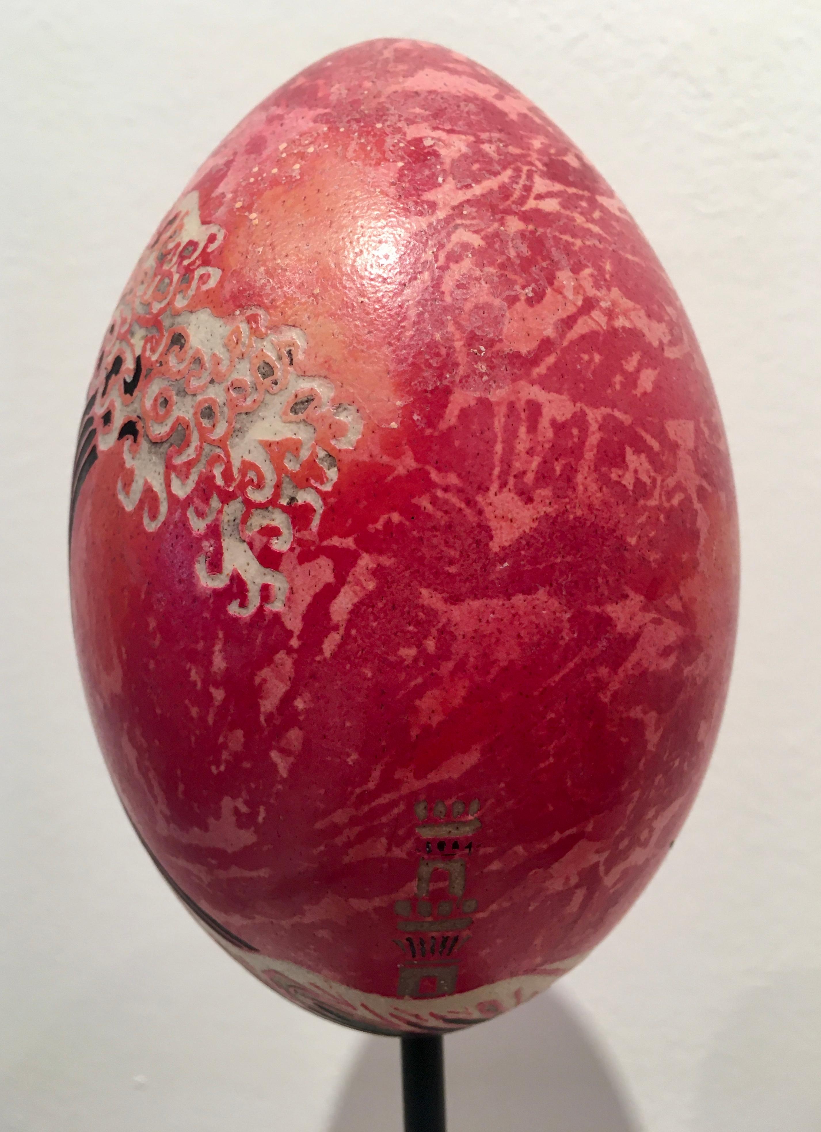 Gemälde auf Rhea-Ei mit Ständer: „Great Wave“ (Beige), Figurative Painting, von Paul Wirhun