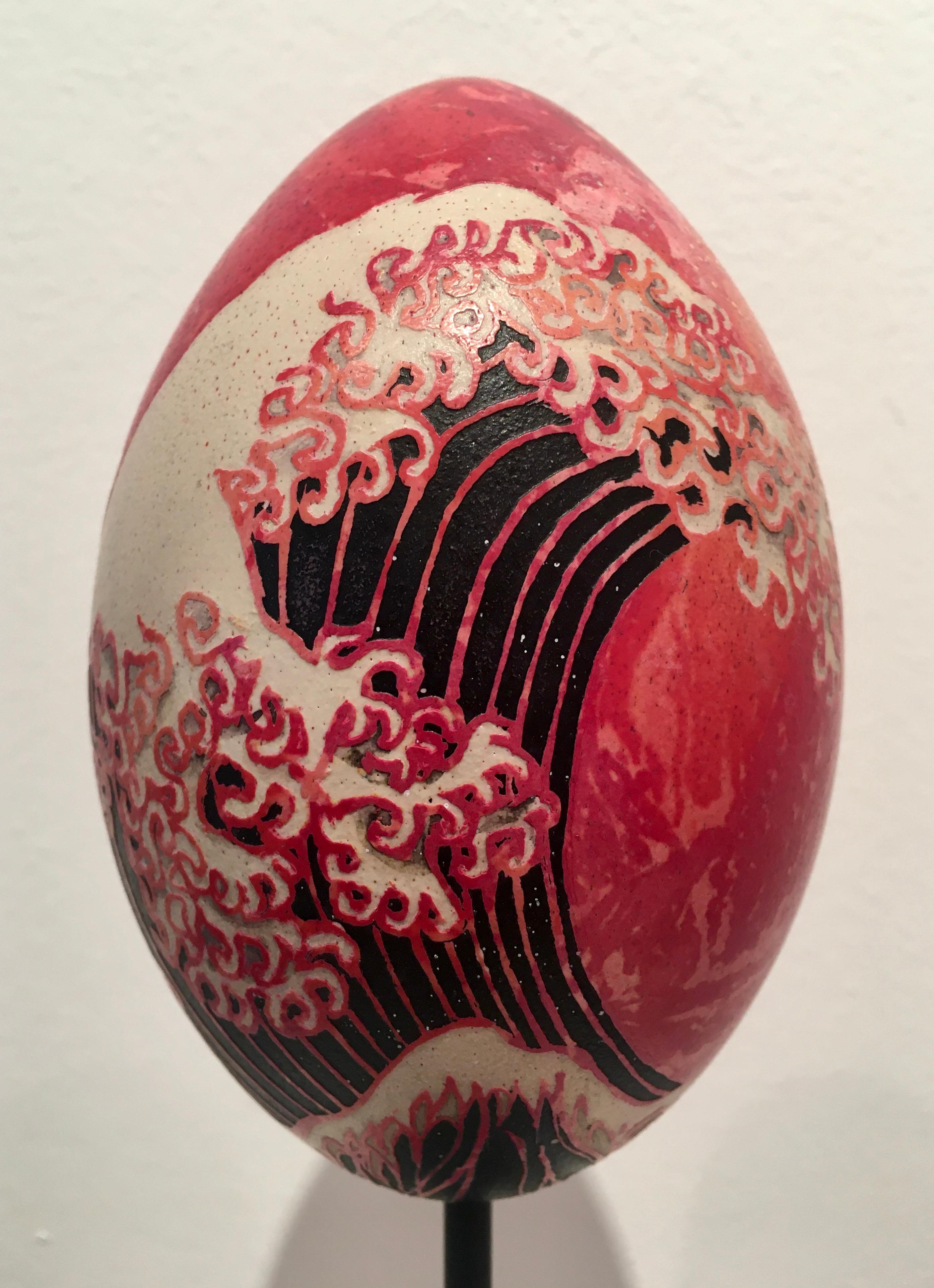 Paul Wirhun Figurative Painting – Gemälde auf Rhea-Ei mit Ständer: „Great Wave“