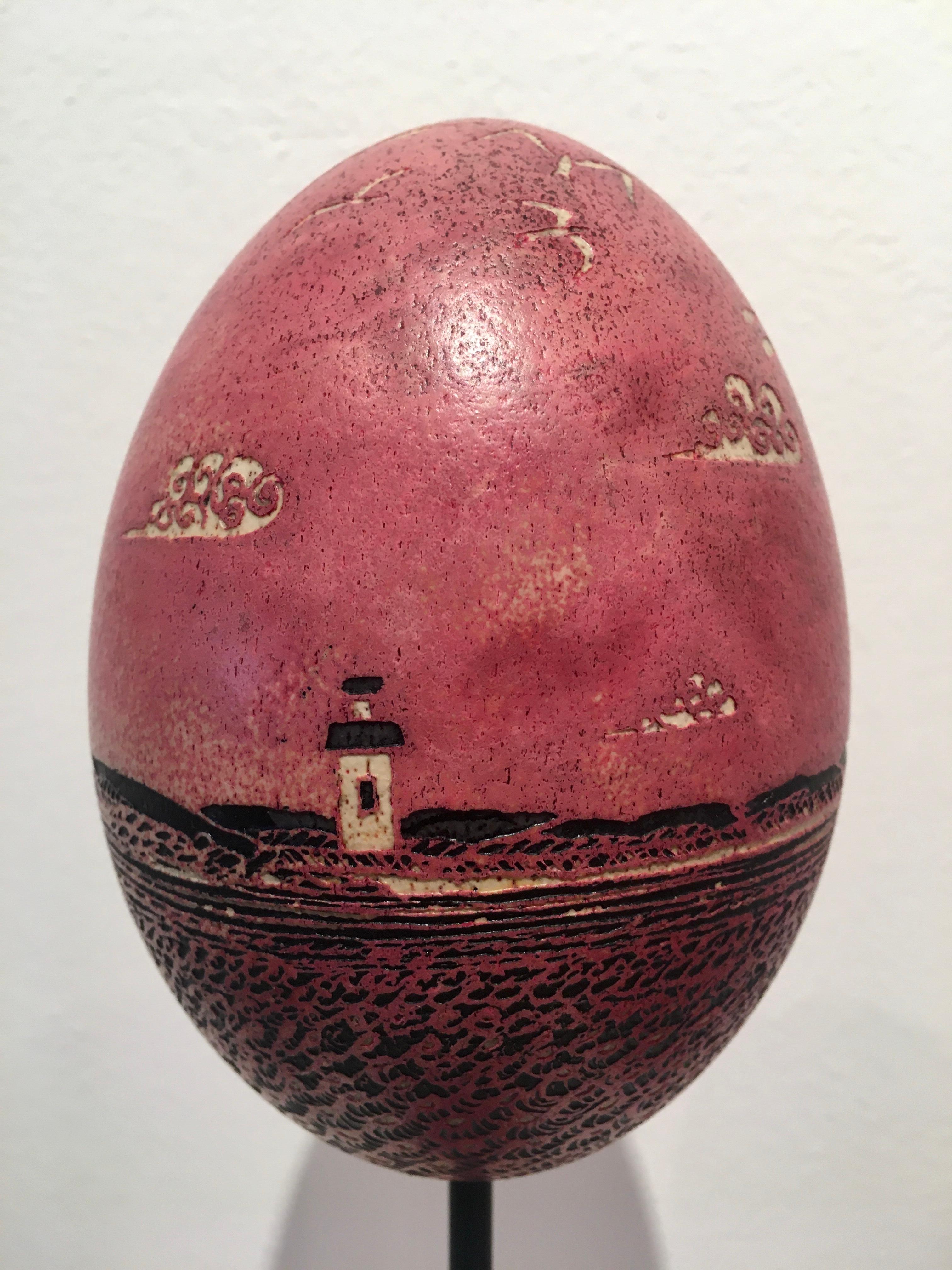 Gemälde auf Rhea-Ei mit Ständer: „Humpback-Walf“ – Painting von Paul Wirhun