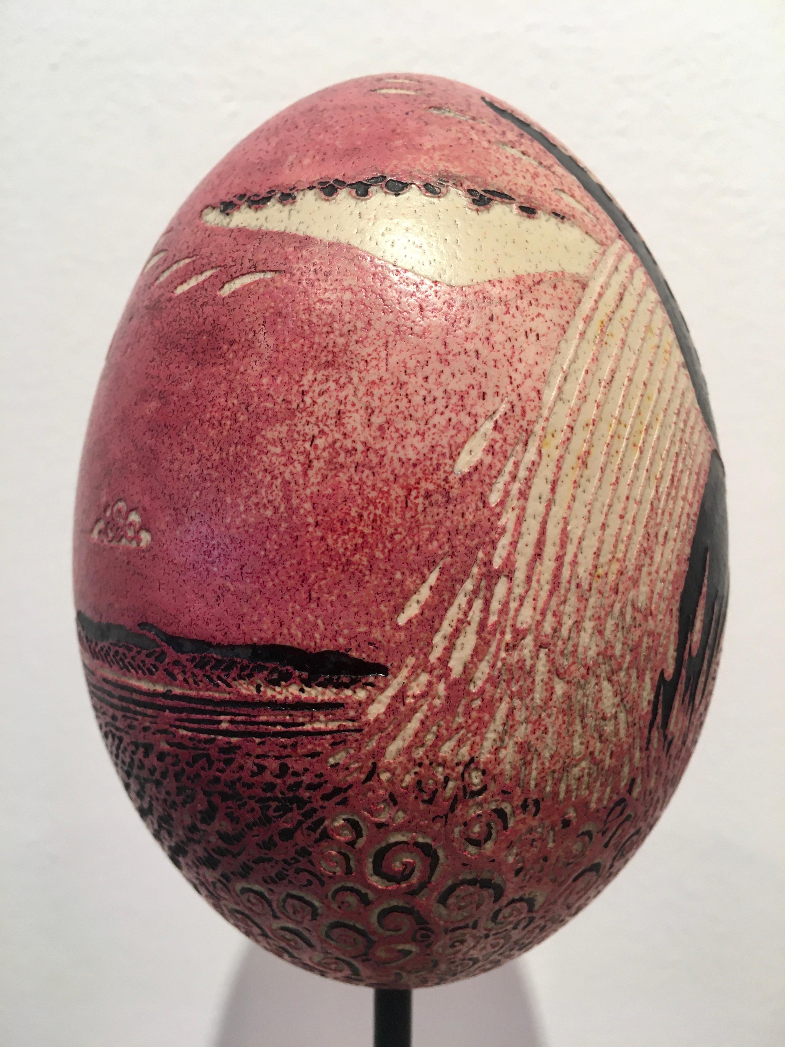 Peinture sur œuf de Rhea avec support : « Hugback Whale » (la baleine de dos) - Contemporain Painting par Paul Wirhun