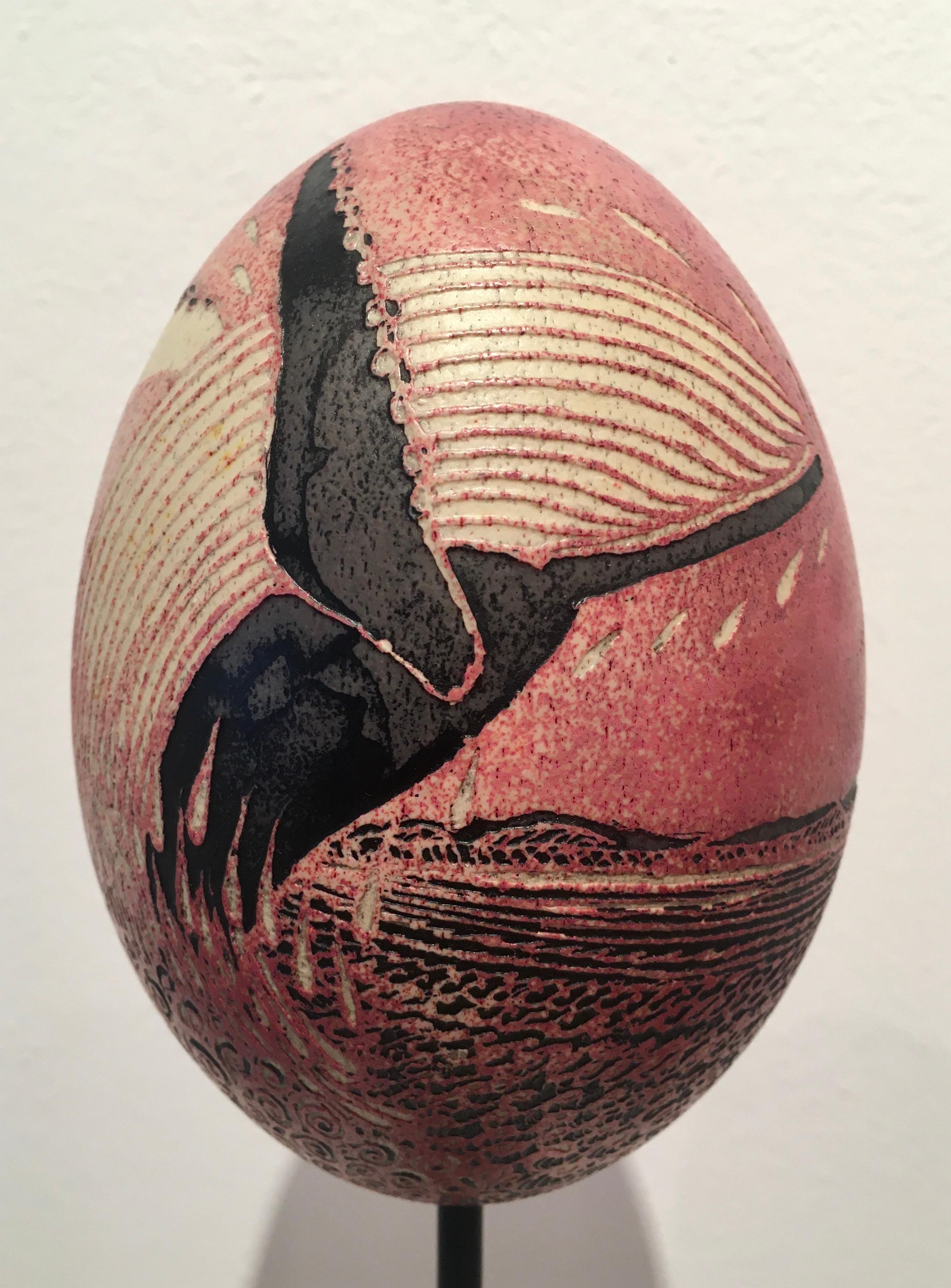Figurative Painting Paul Wirhun - Peinture sur œuf de Rhea avec support : « Hugback Whale » (la baleine de dos)