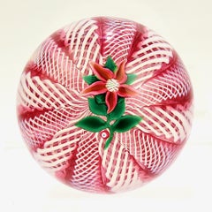 Pisapapeles Paul Ysart Flor de Pascua sobre fondo de vidrio latticino rosa y blanco