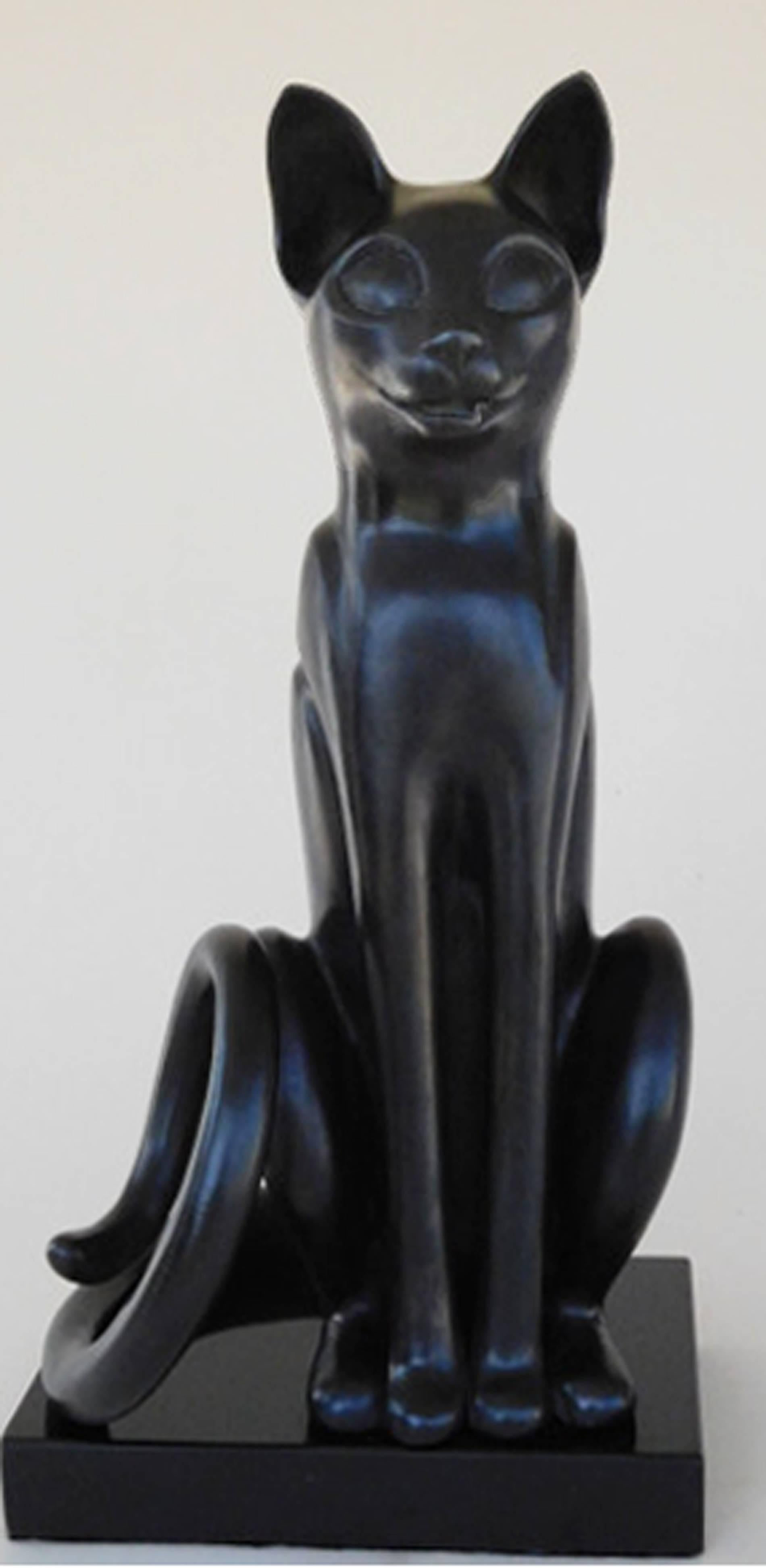 Bast (Sitzende Katze aus Bronze mit schwarzer Patina) – Sculpture von Paula Blackman