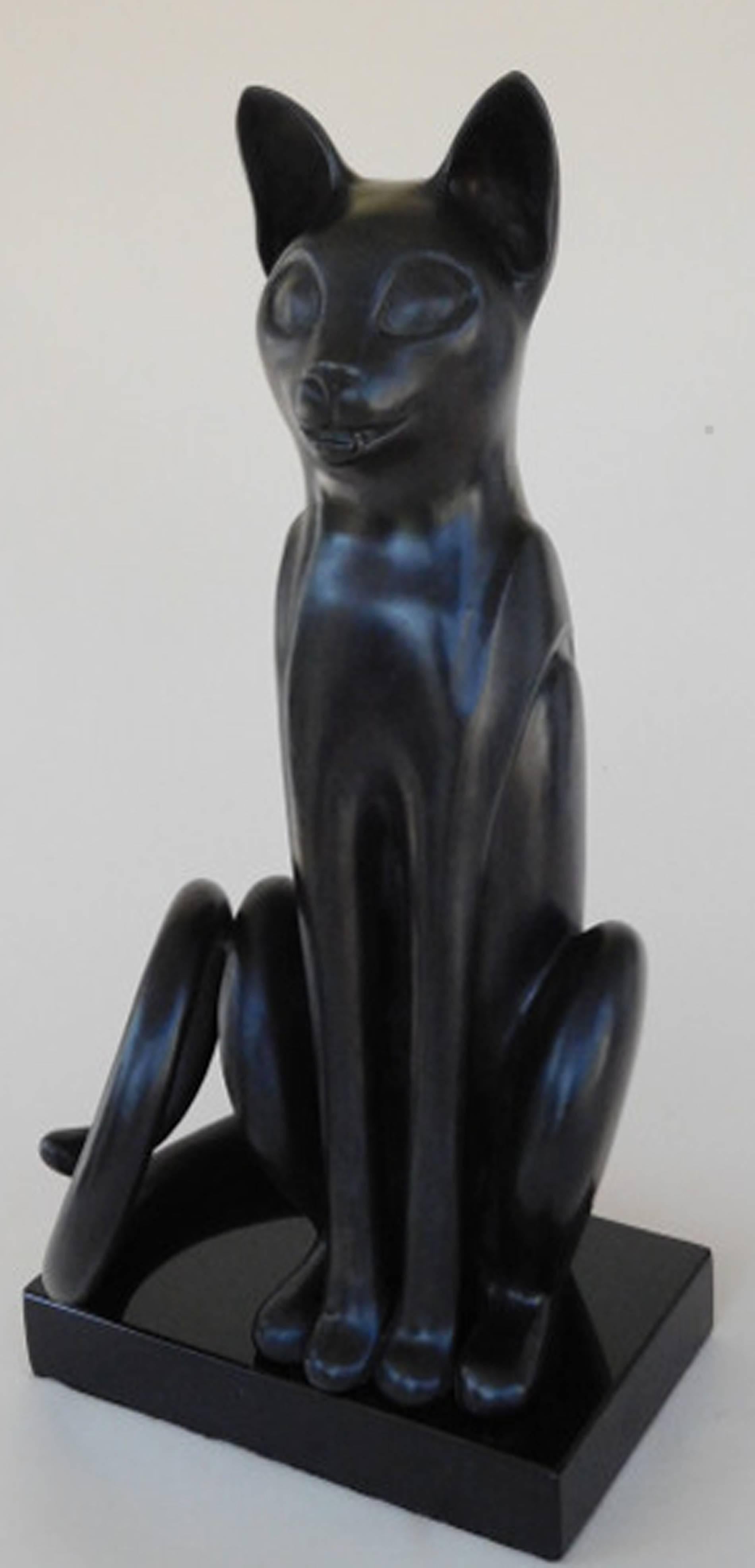 Bast ( Chat assis en bronze avec patine noire) - Réalisme Sculpture par Paula Blackman