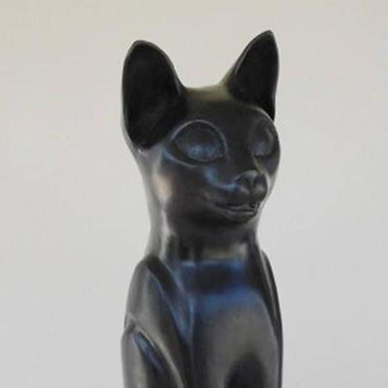 Bast (Sitzende Katze aus Bronze mit schwarzer Patina) (Realismus), Sculpture, von Paula Blackman