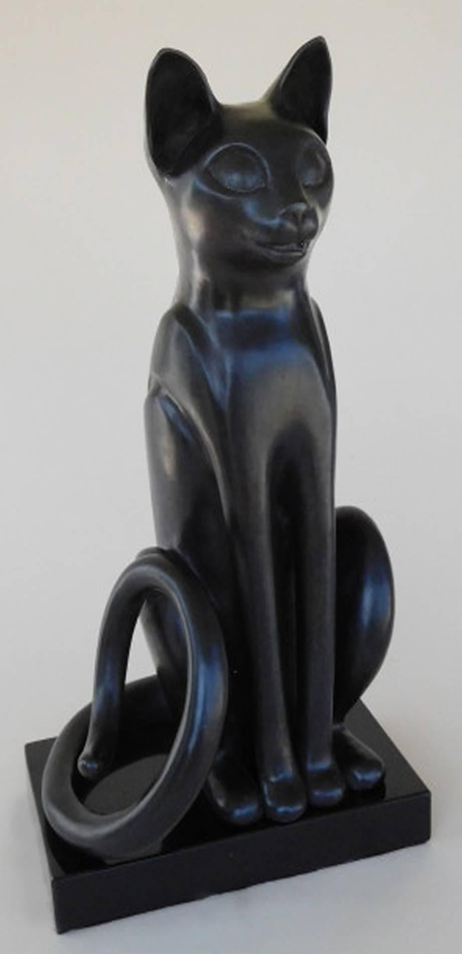 Paula Blackman Figurative Sculpture – Bast (Sitzende Katze aus Bronze mit schwarzer Patina)