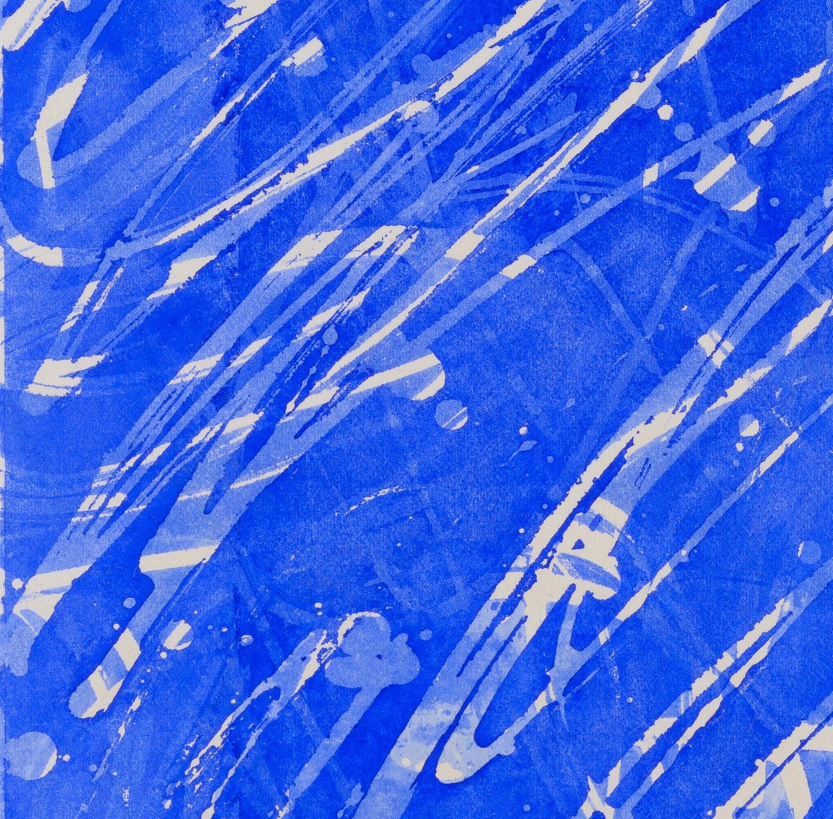 Doré : peinture expressionniste abstraite bleue et blanche sur papier, encadrée - Abstrait Art par Paula Cahill