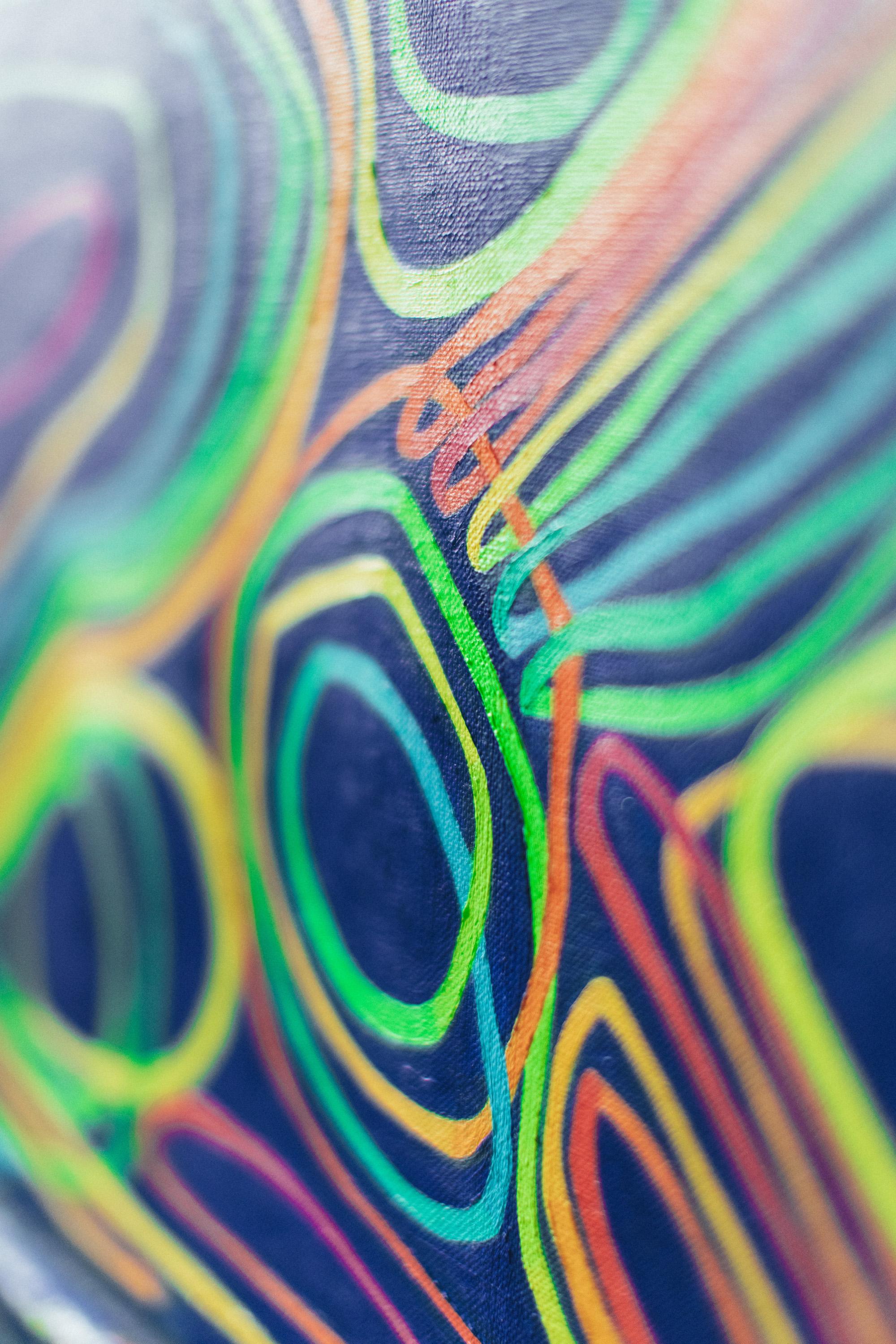 Wandschnitzen: Ölgemälde mit rosa, gelben und grünen Linien auf oceanblauem Feld – Painting von Paula Cahill