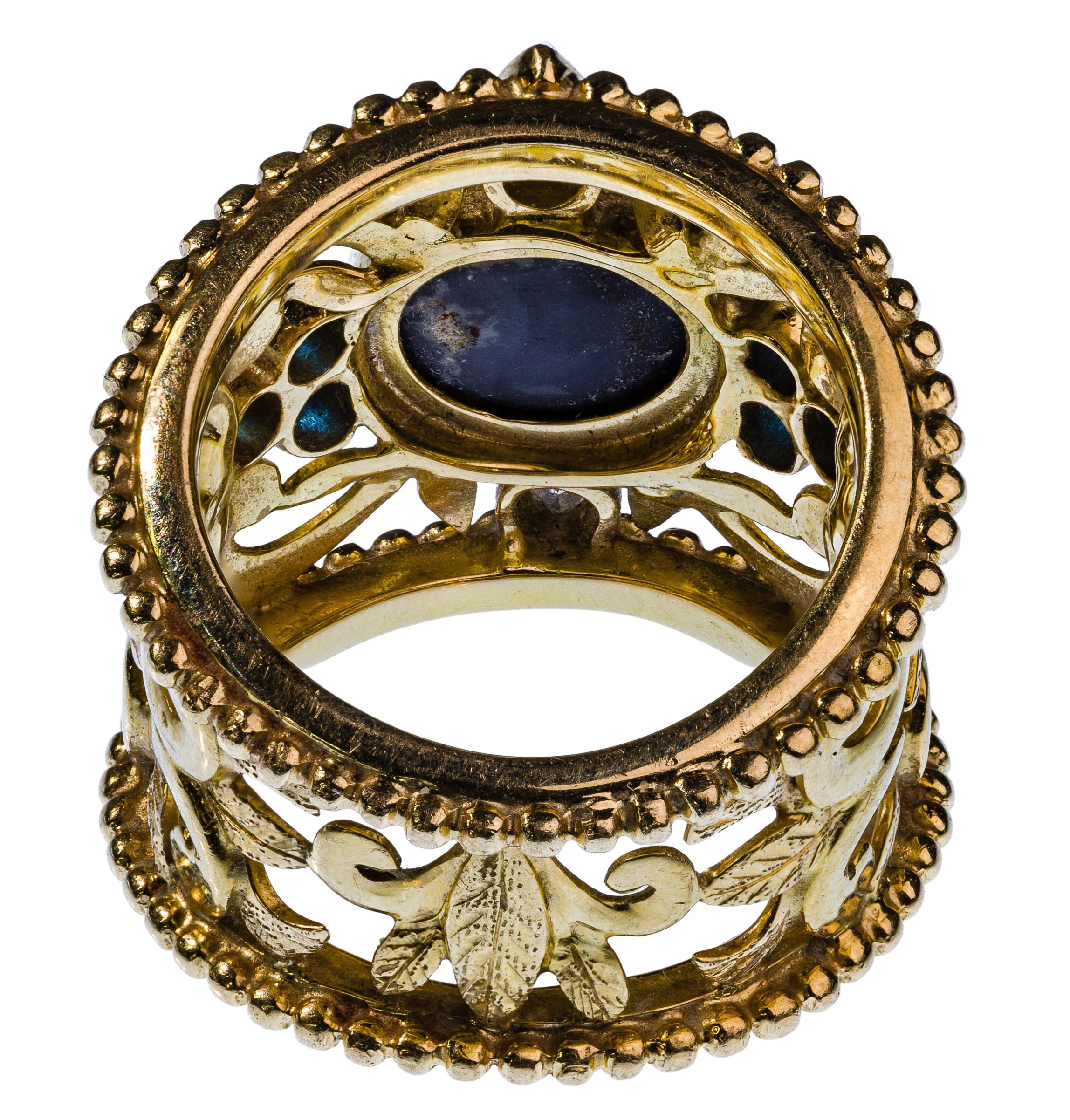 Magnifique anneau ouvert avec au centre une opale cabochon ovale flanquée en haut et en bas de diamants taille marquise et d'un triangle de (3) pierres précieuses bleues de chaque côté, cachet signé et marqué 