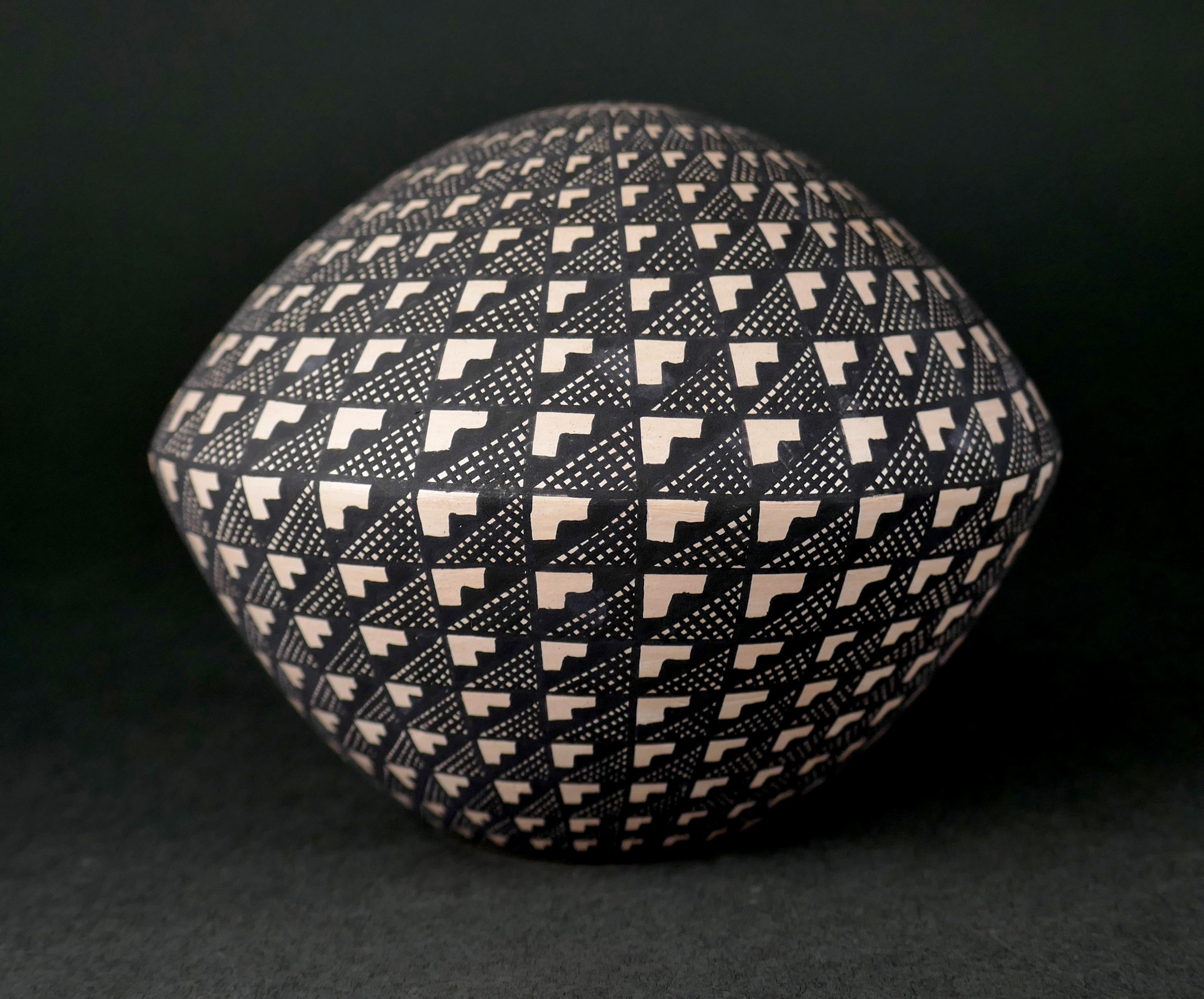 Paula Estevan Acoma Pueblo Small Eye Dazzler Weed Pot Vase In Good Condition In San Juan Capistrano, CA