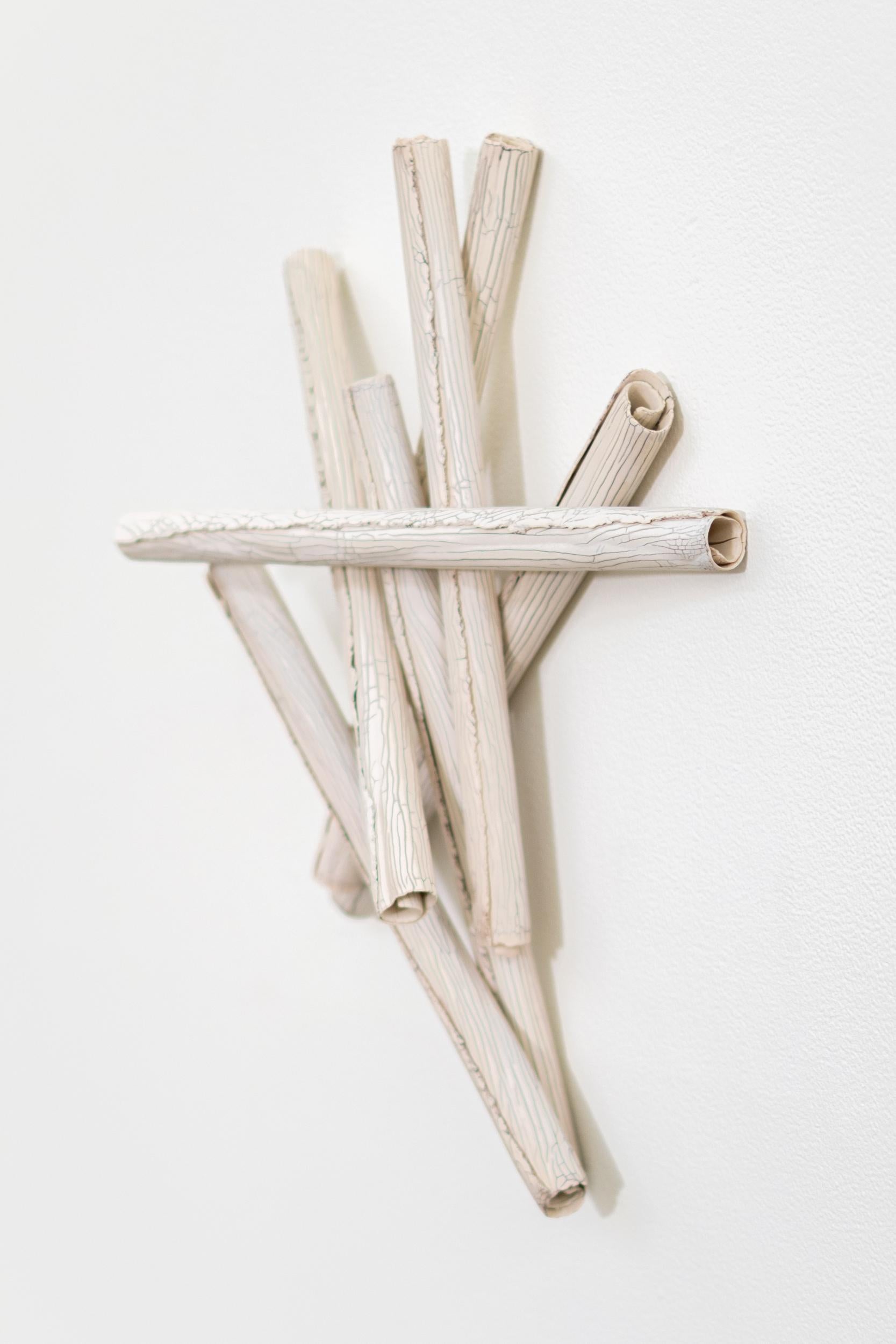 Amass X - zeitgenössisch, abstrakt, Porzellan, Wandskulptur (Grau), Abstract Sculpture, von Paula Murray