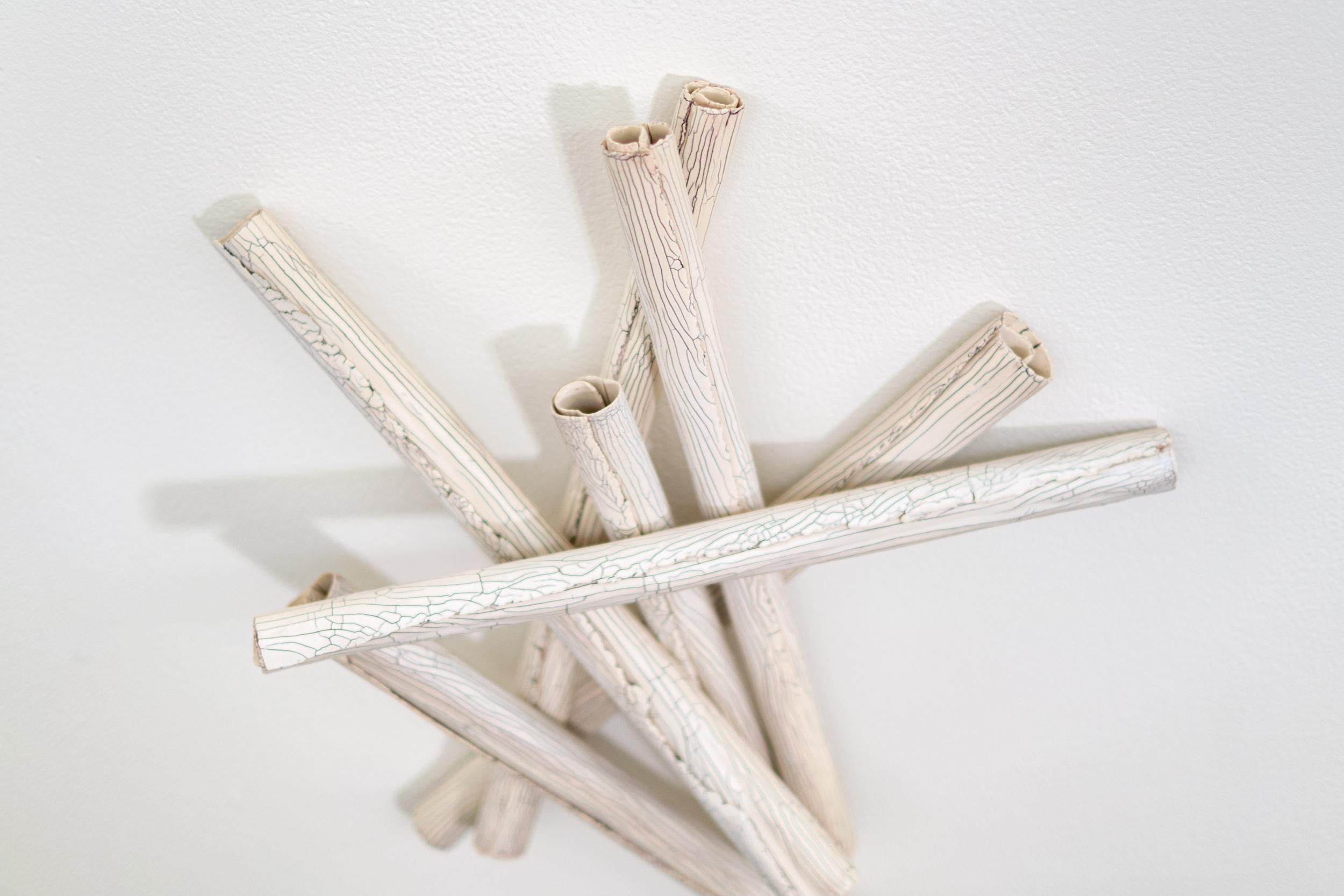 Diese zeitgenössische skulpturale Wandkomposition aus Keramik stammt von Paula Murray.

Amass ist eine elegante neue Serie zeitgenössischer Wandkunst der Keramikerin Paula Murray, die sich auf eine uralte Form der Aufzeichnung von Informationen,