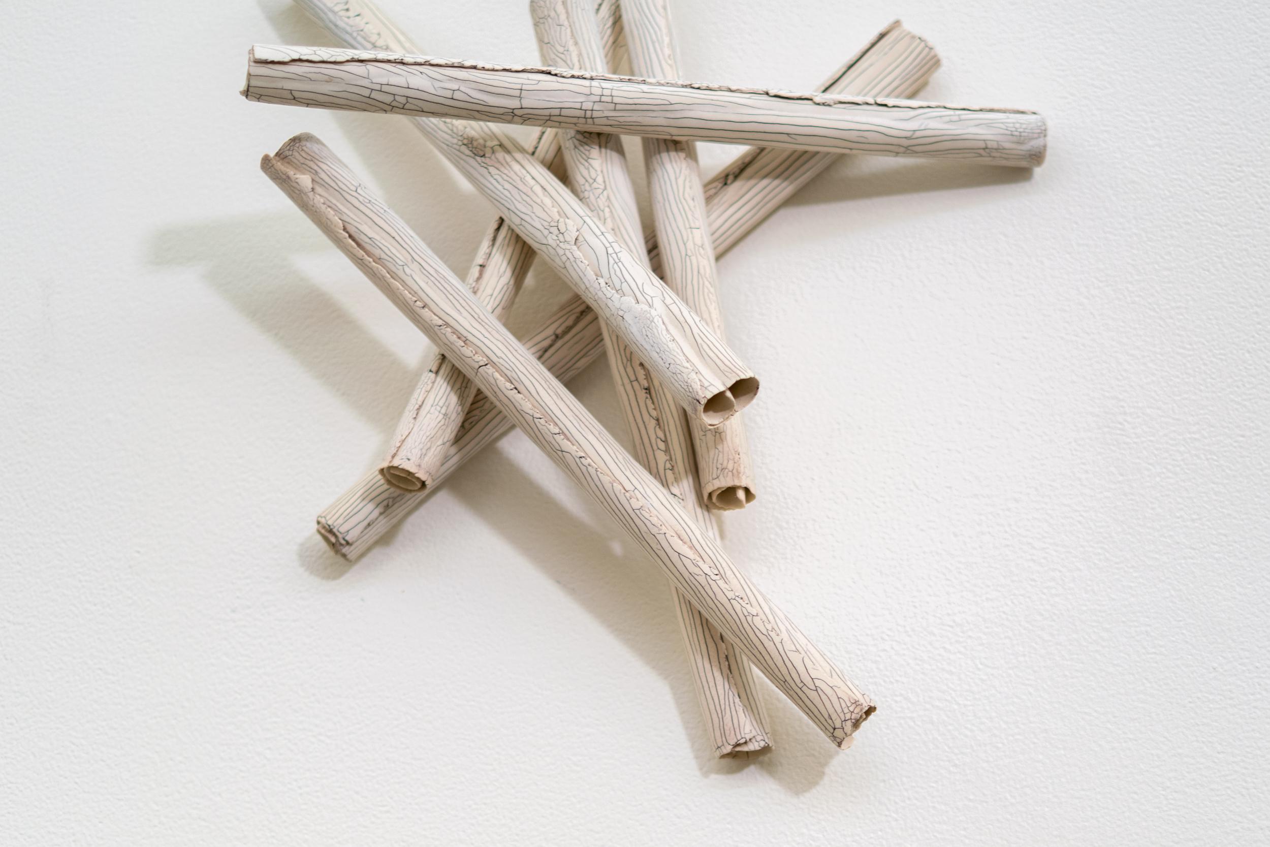 Amass X - zeitgenössisch, abstrakt, Porzellan, Wandskulptur im Angebot 1