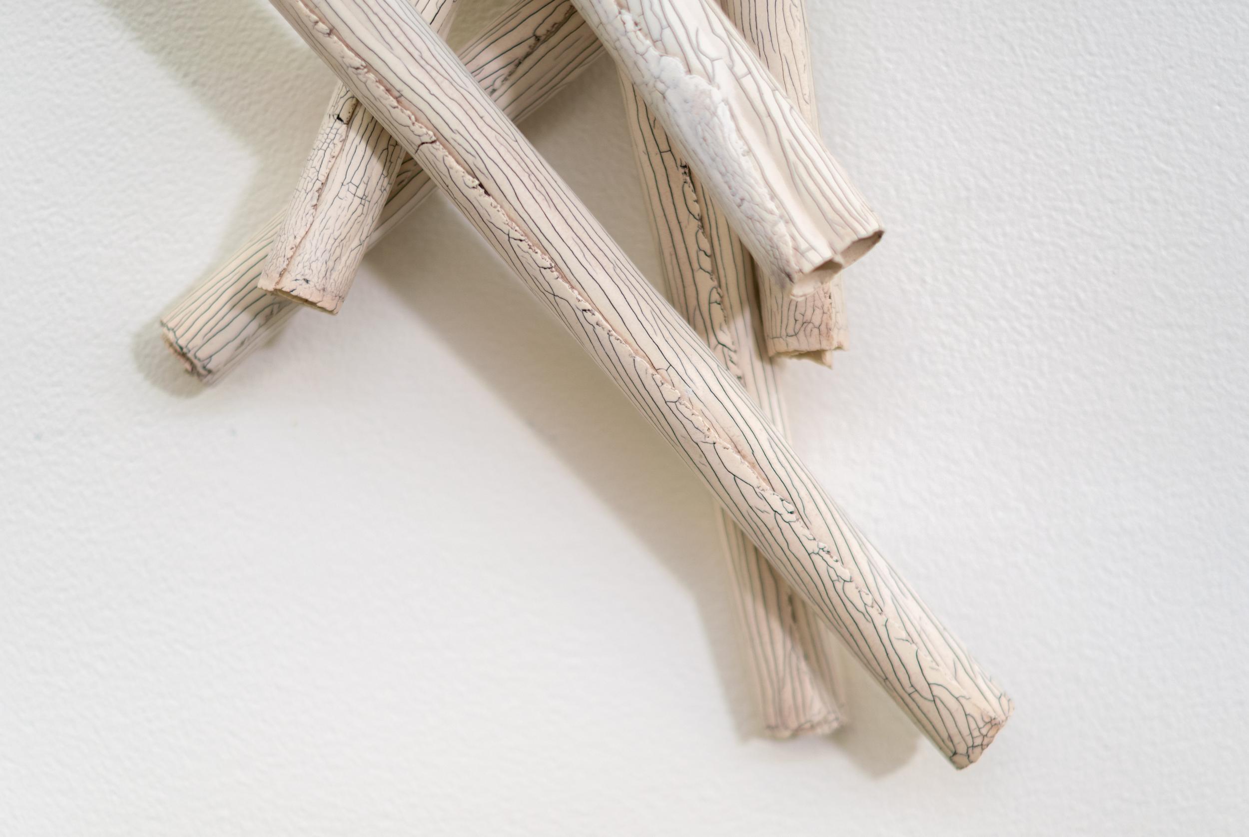 Amass X - zeitgenössisch, abstrakt, Porzellan, Wandskulptur im Angebot 2