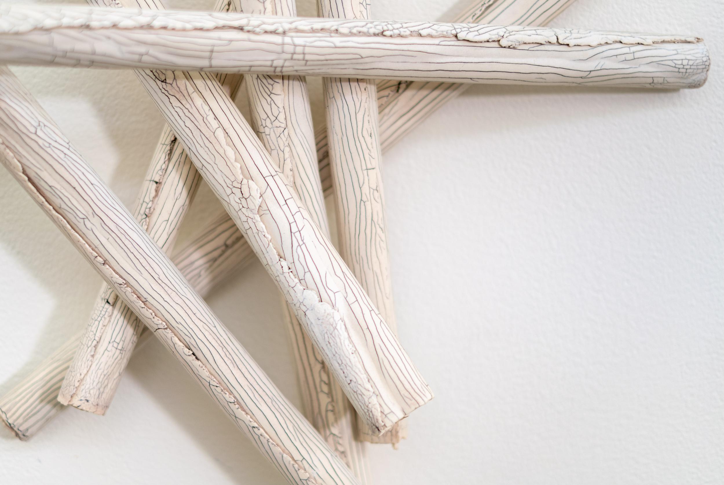 Amass X - zeitgenössisch, abstrakt, Porzellan, Wandskulptur im Angebot 3