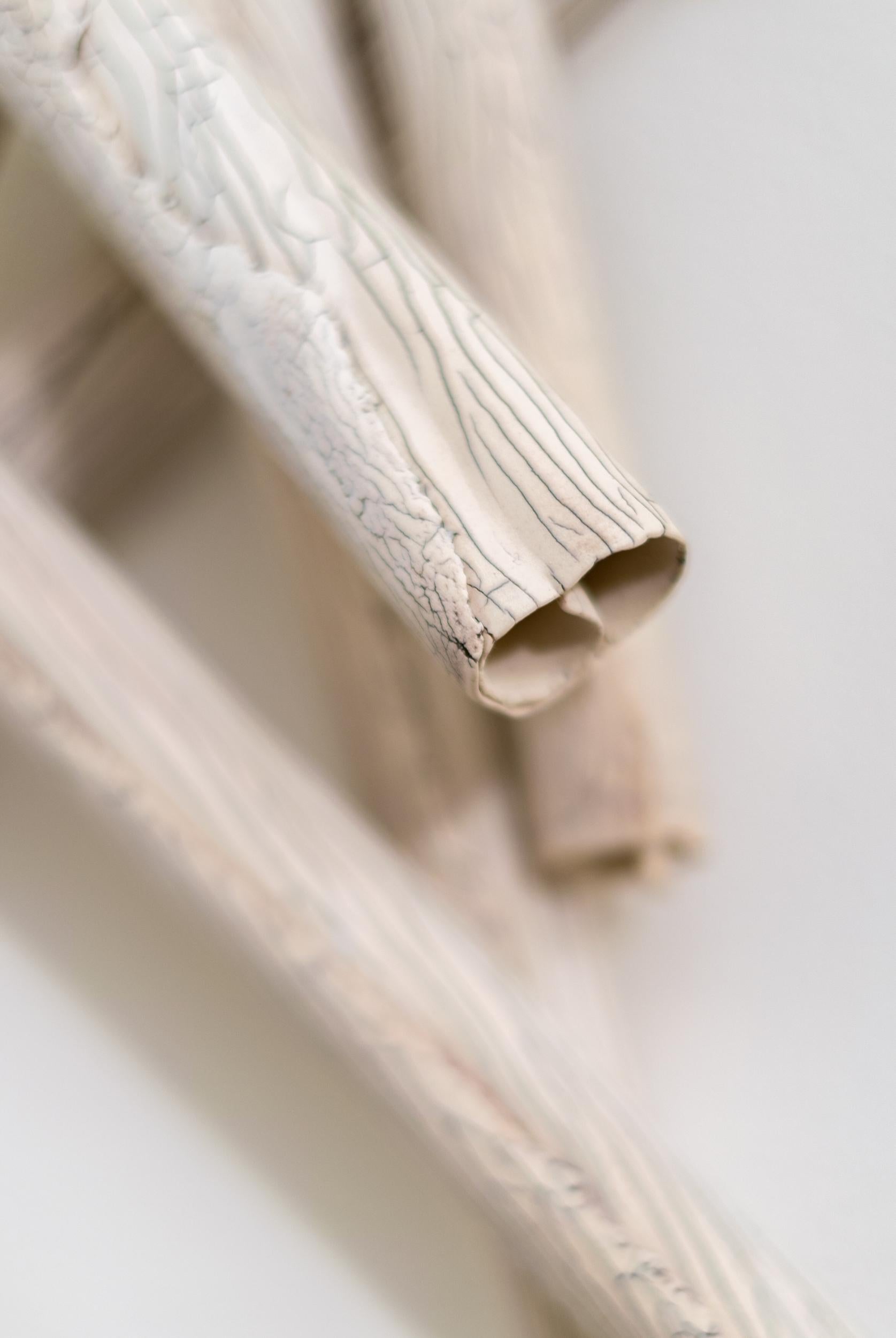 Amass X - zeitgenössisch, abstrakt, Porzellan, Wandskulptur im Angebot 4