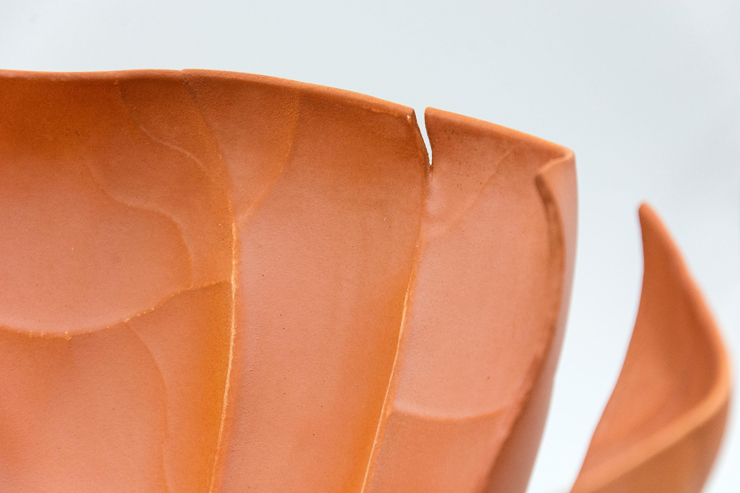 Canyon Crevice-Schale – aufwändiges, handgeformtes Porzellangefäß (Braun), Abstract Sculpture, von Paula Murray