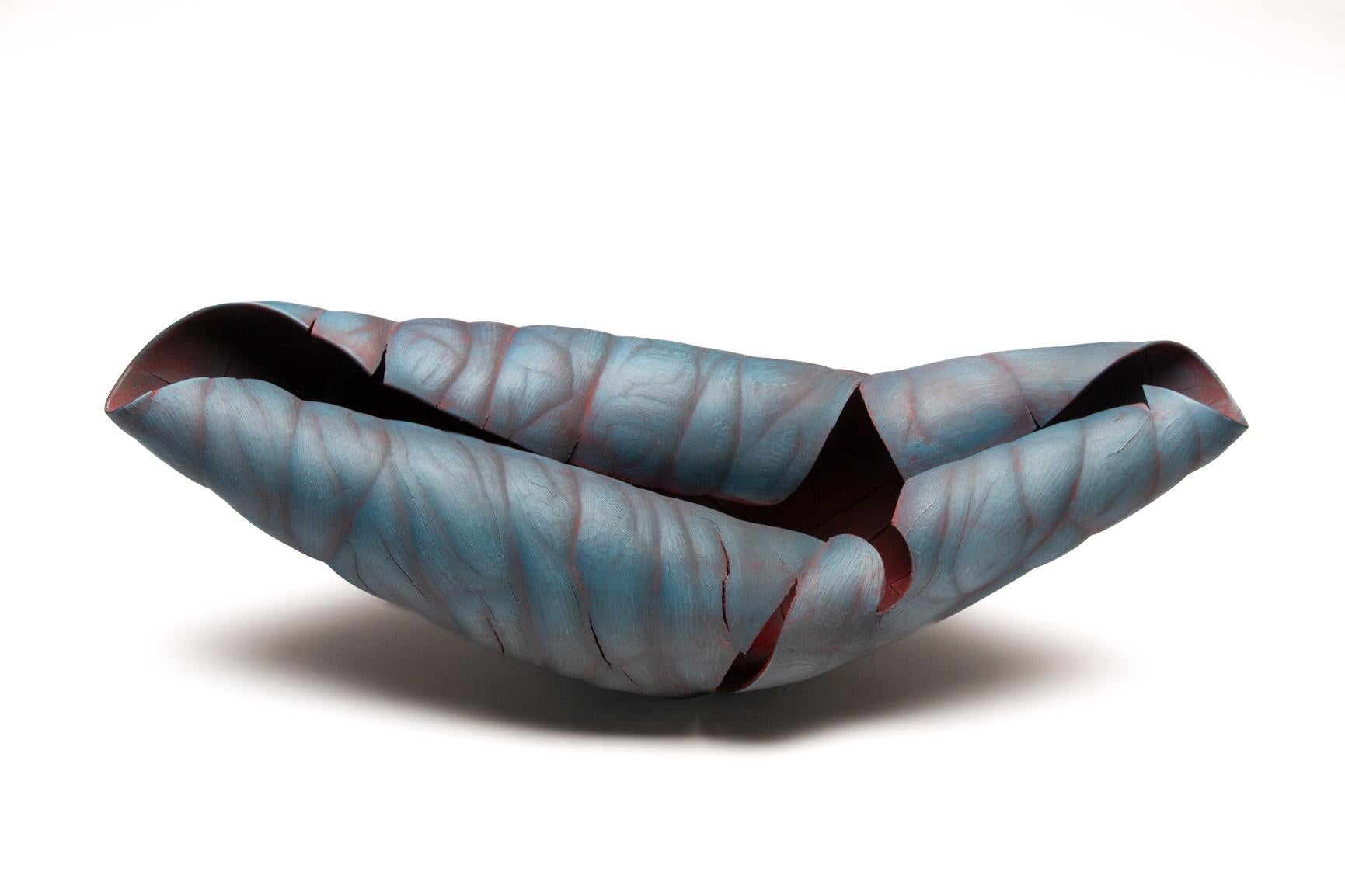 Ebb and Flow - scultura contemporanea, astratta, in porcellana, di colore blu alzavola - Abstract Sculpture Grigio di Paula Murray