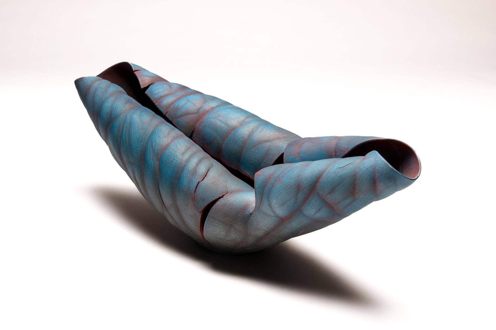 Ebb and Flow - scultura contemporanea, astratta, in porcellana, di colore blu alzavola in vendita 1