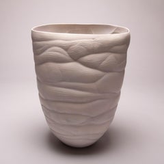 Holding Space, sculpture en porcelaine complexe, inspirée de la nature et façonnée à la main