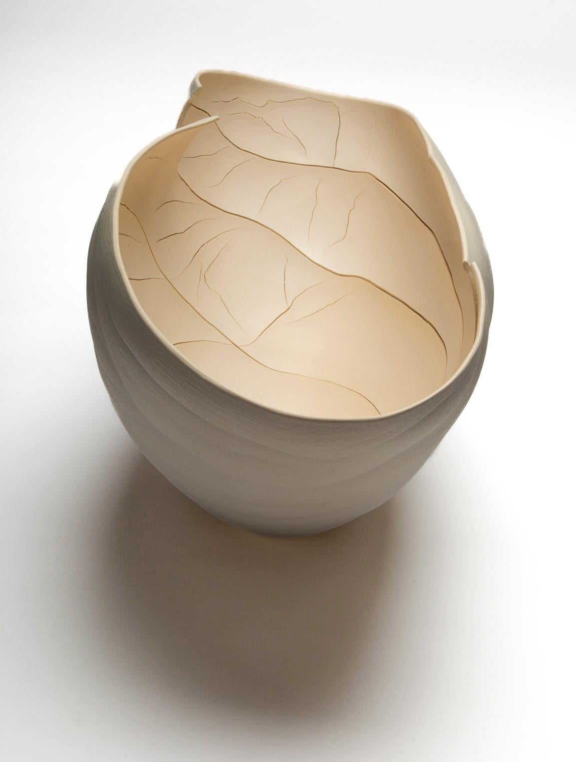 Paisaje interior - blanco crema, contemporáneo, abstracto, porcelana, escultura en venta 3