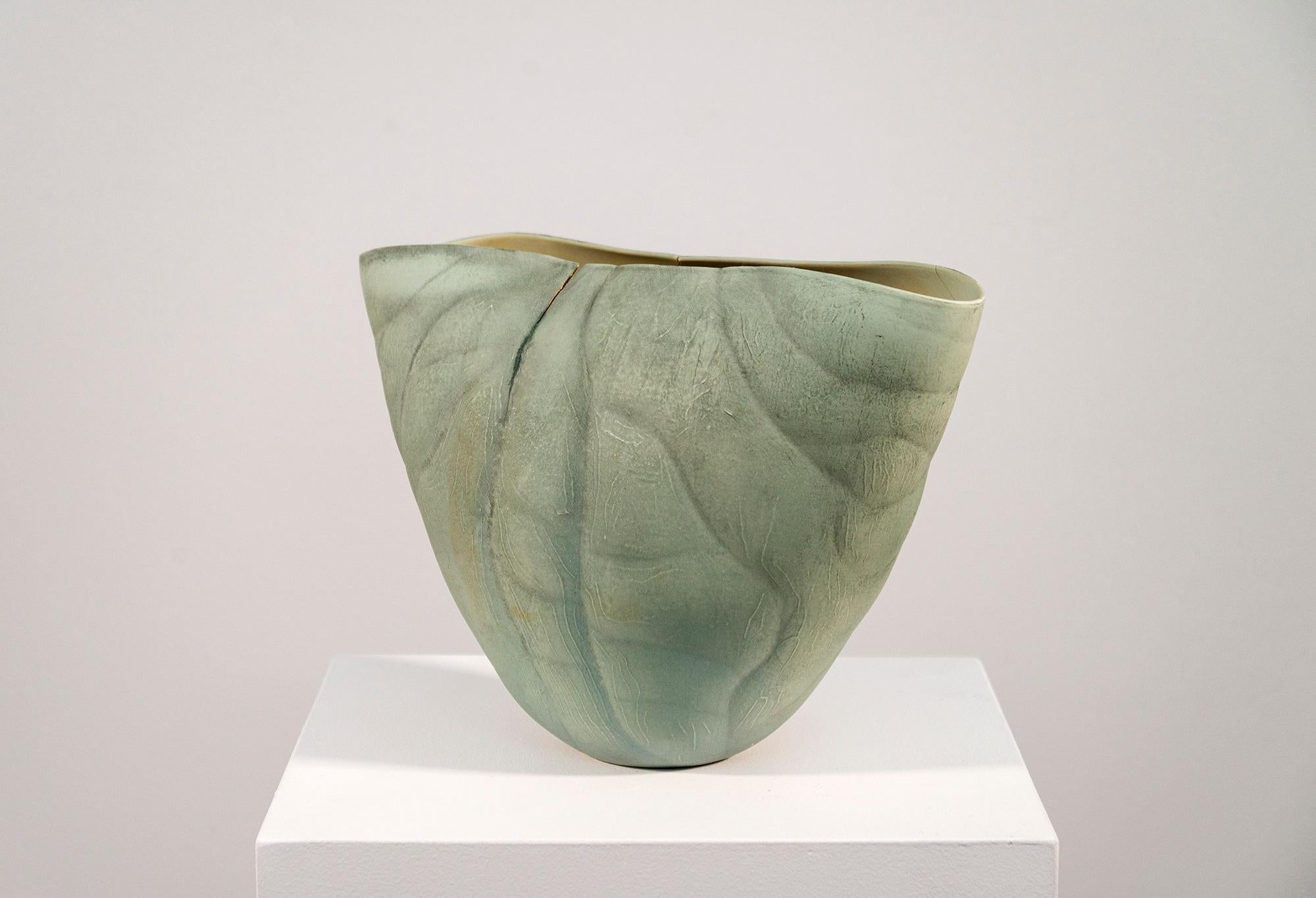 Este recipiente de cerámica contemporánea es de color verde musgo.

Inspirada en las formas y patrones orgánicos de la naturaleza, Paula Murray crea obras de arte en porcelana de una belleza única. Sus vasijas de cerámica hechas a mano son conocidas