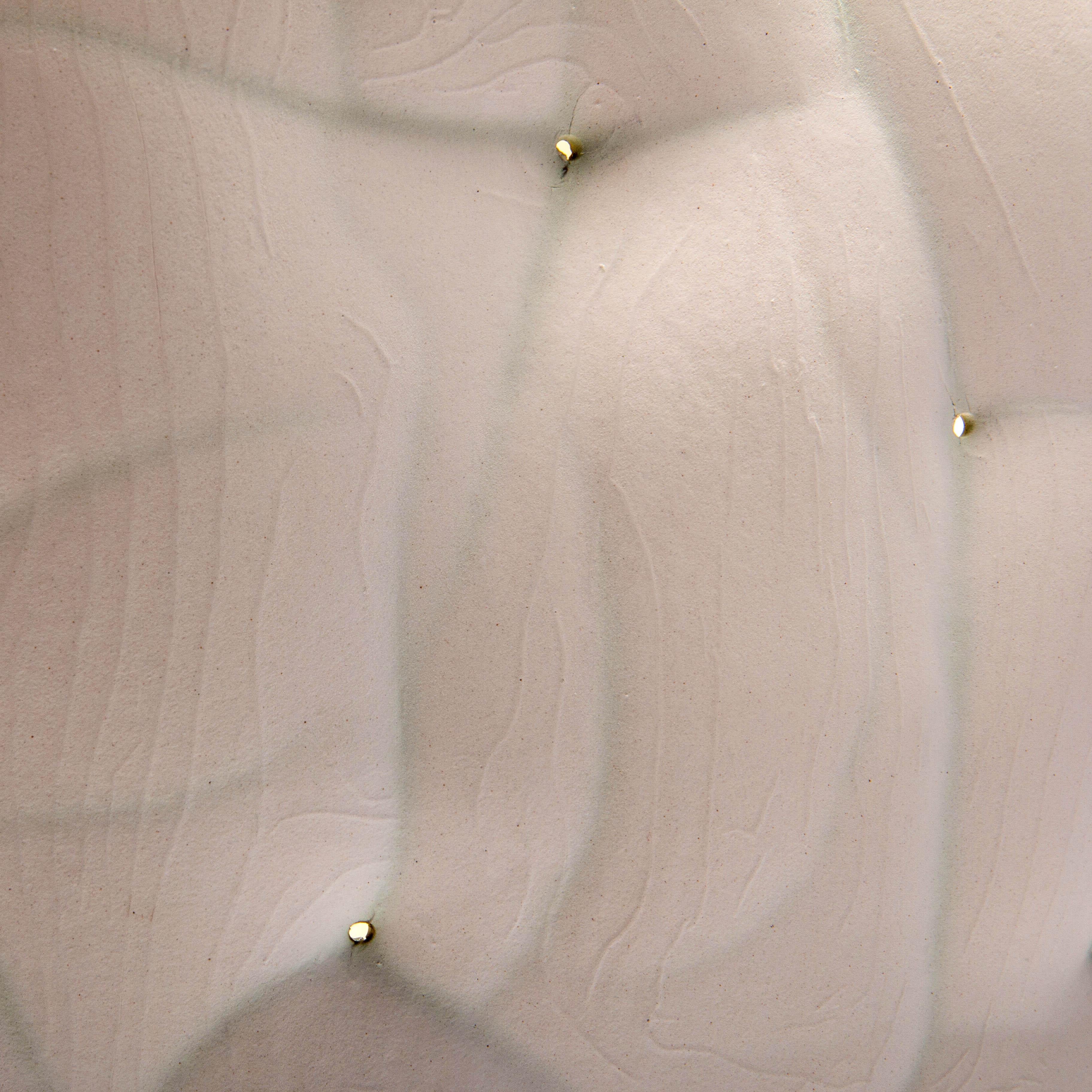 La forme organique de ce récipient en céramique blanche a été inspirée par la Nature.

Les céramiques éthérées de Paula Murray sont appréciées pour leur beauté intemporelle. Les œuvres de l'artiste canadien s'inspirent souvent de la nature, comme en
