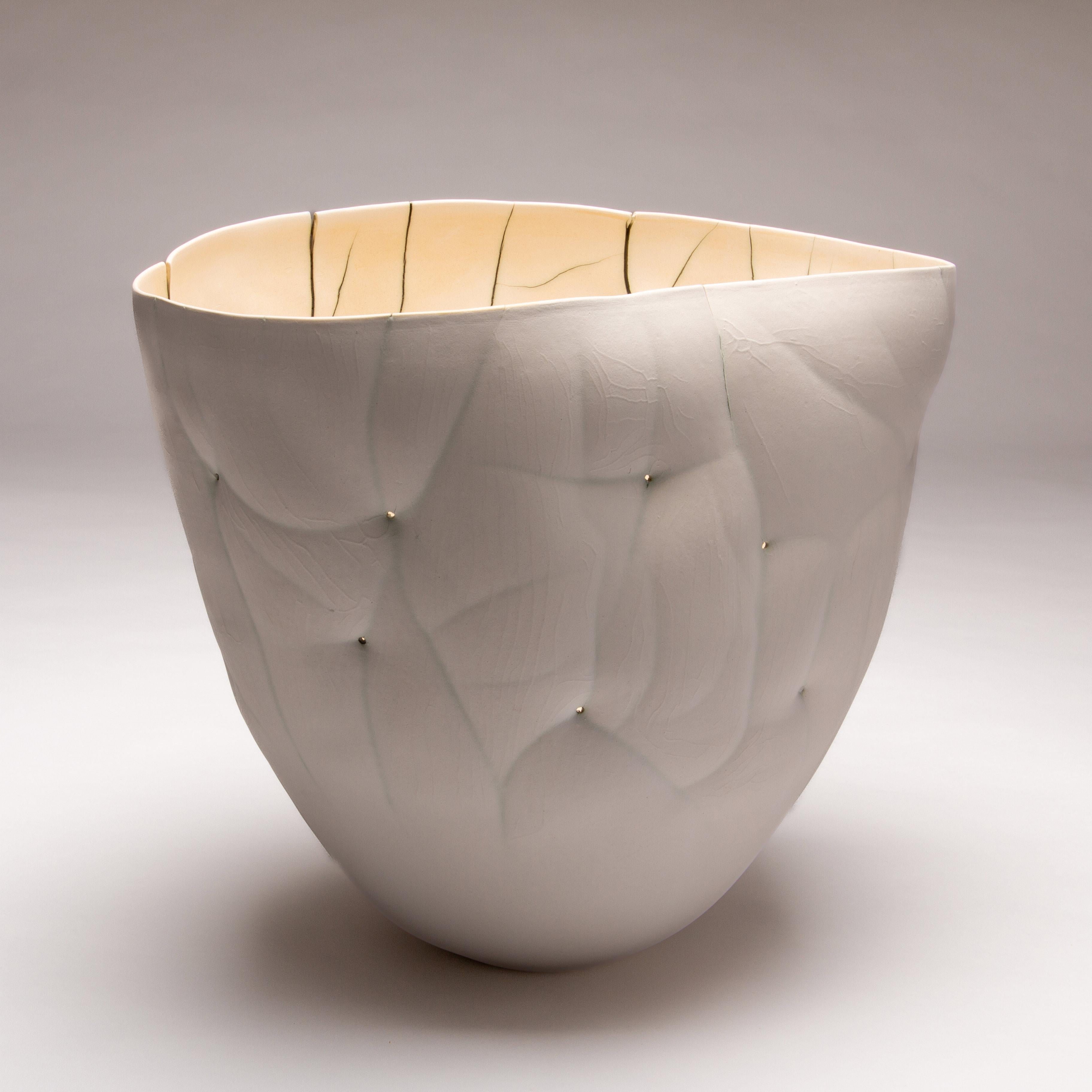 Permeable Skin - blanc, contemporain, abstrait, porcelaine, sculpture en vente 1