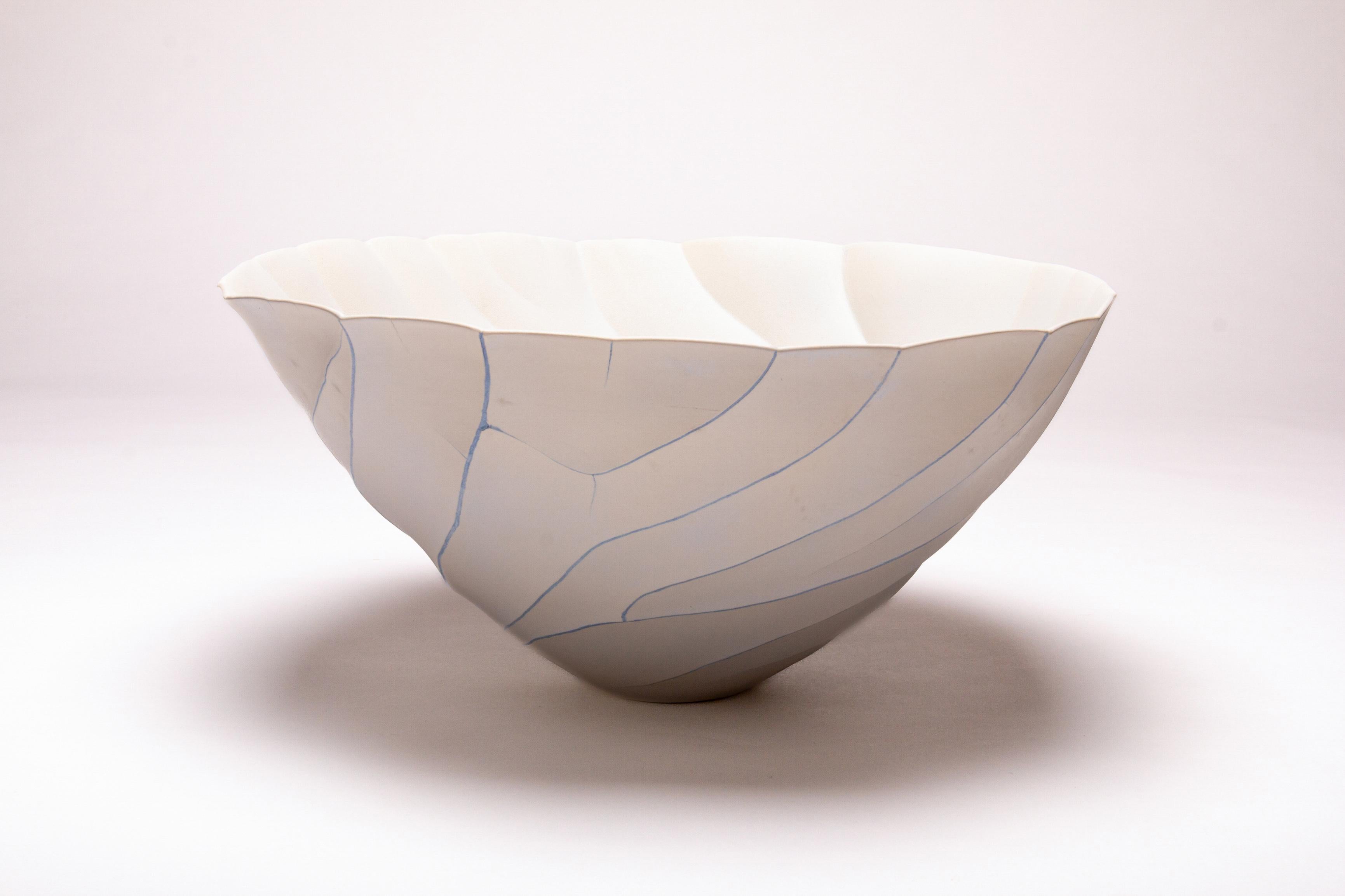 Undercurrents - weiß, zeitgenössisch, abstrakt, Porzellan, Skulptur – Sculpture von Paula Murray