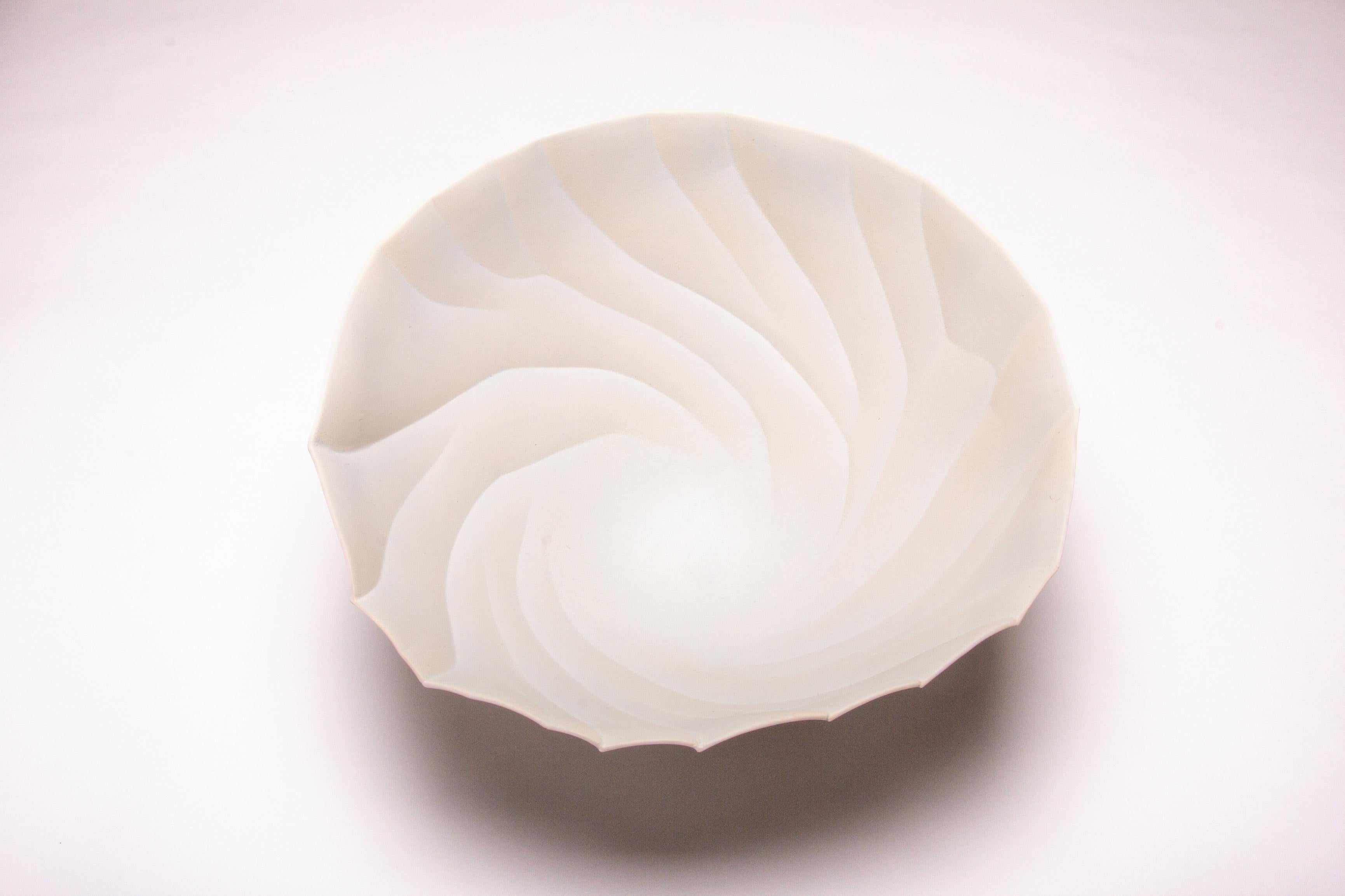 Undercurrents - weiß, zeitgenössisch, abstrakt, Porzellan, Skulptur (Zeitgenössisch), Sculpture, von Paula Murray