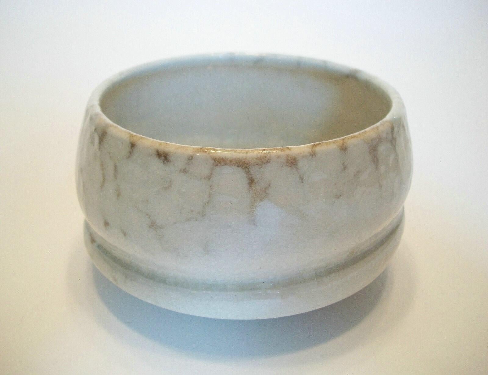 Paula Murray (b.1958) - Glazed studio pottery sculptural bowl - wheel thrown porcelain with manipulated body - signed and dated on the base - Canada - circa 1997.

Excellent condition - glaze crackle - no loss - no damage - no restoration - body &