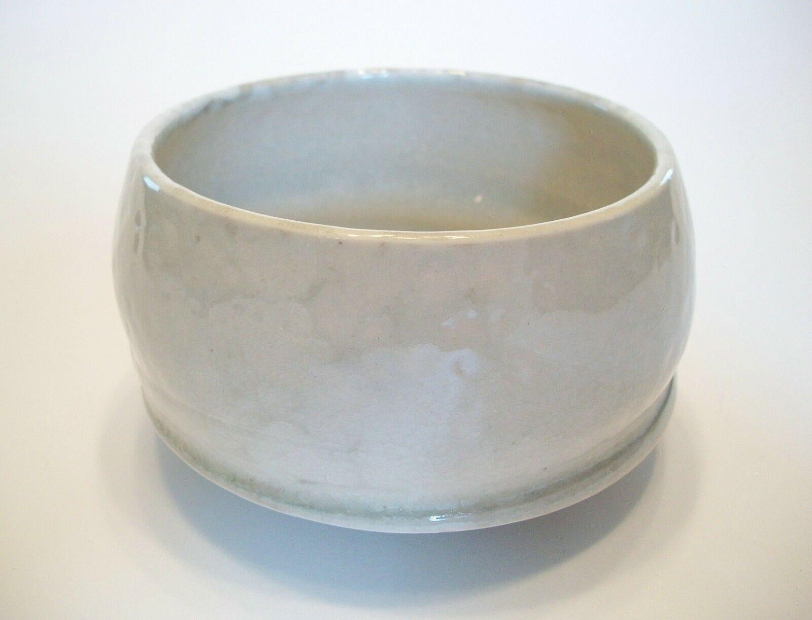 Modern Paula Murray, Glazed Wheel Thrown Sculptural Porcelain Bowl, Canada, C. 1997 For Sale