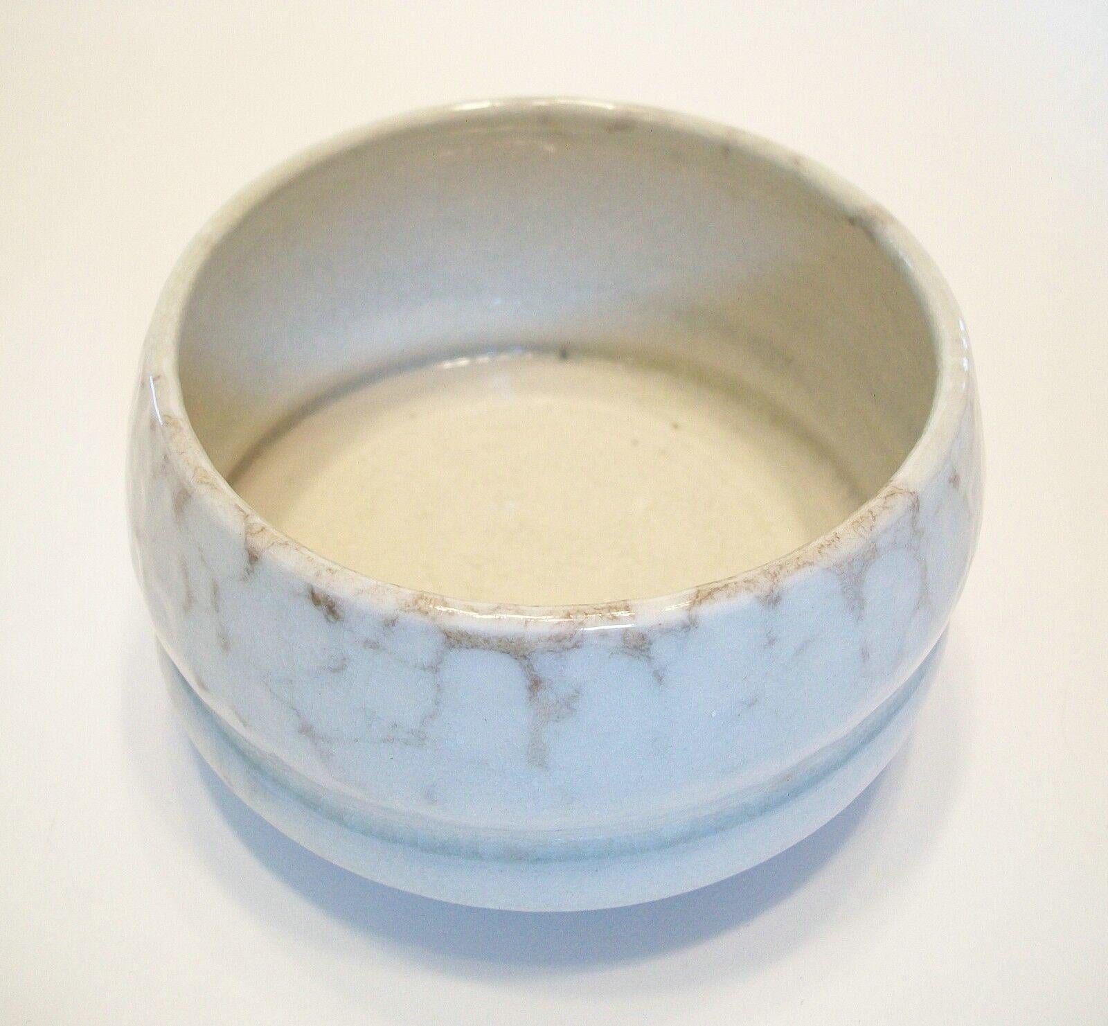 Paula Murray, Glazed Wheel Thrown Sculptural Porcelain Bowl, Canada, C. 1997 In Good Condition For Sale In Chatham, ON