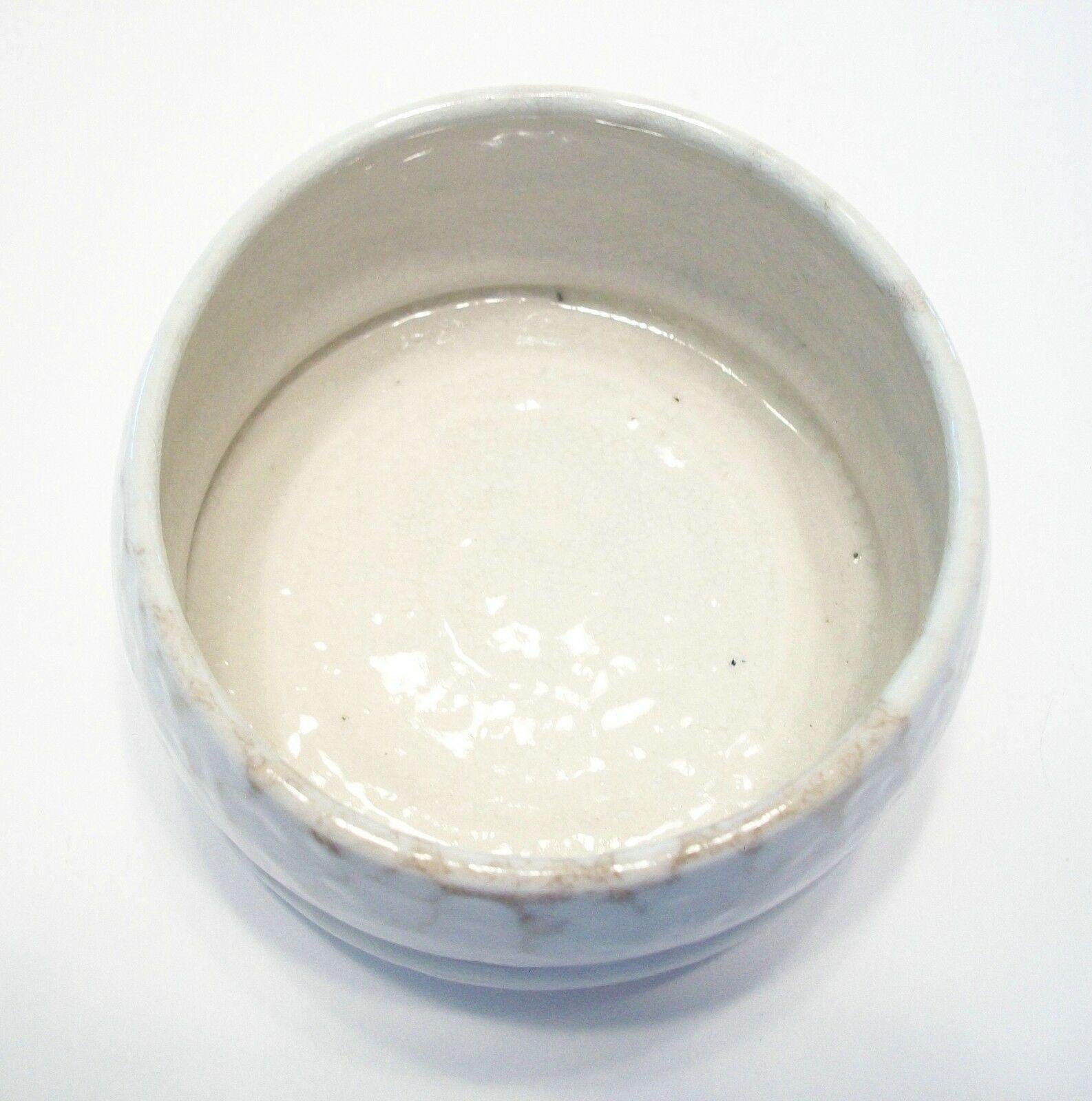 Paula Murray, Glazed Wheel Thrown Sculptural Porcelain Bowl, Canada, C. 1997 In Good Condition For Sale In Chatham, ON