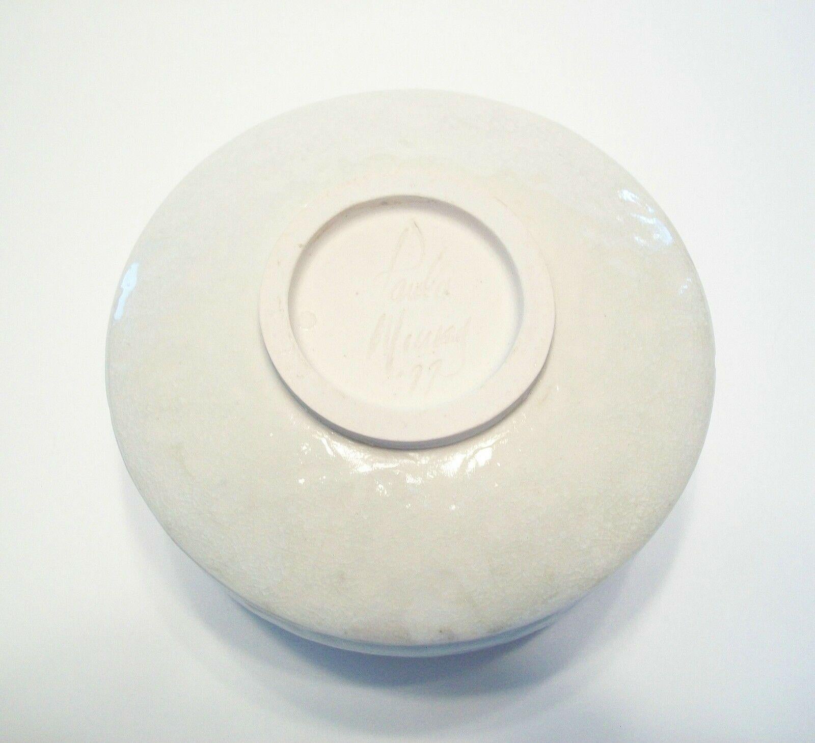 20th Century Paula Murray, Glazed Wheel Thrown Sculptural Porcelain Bowl, Canada, C. 1997 For Sale
