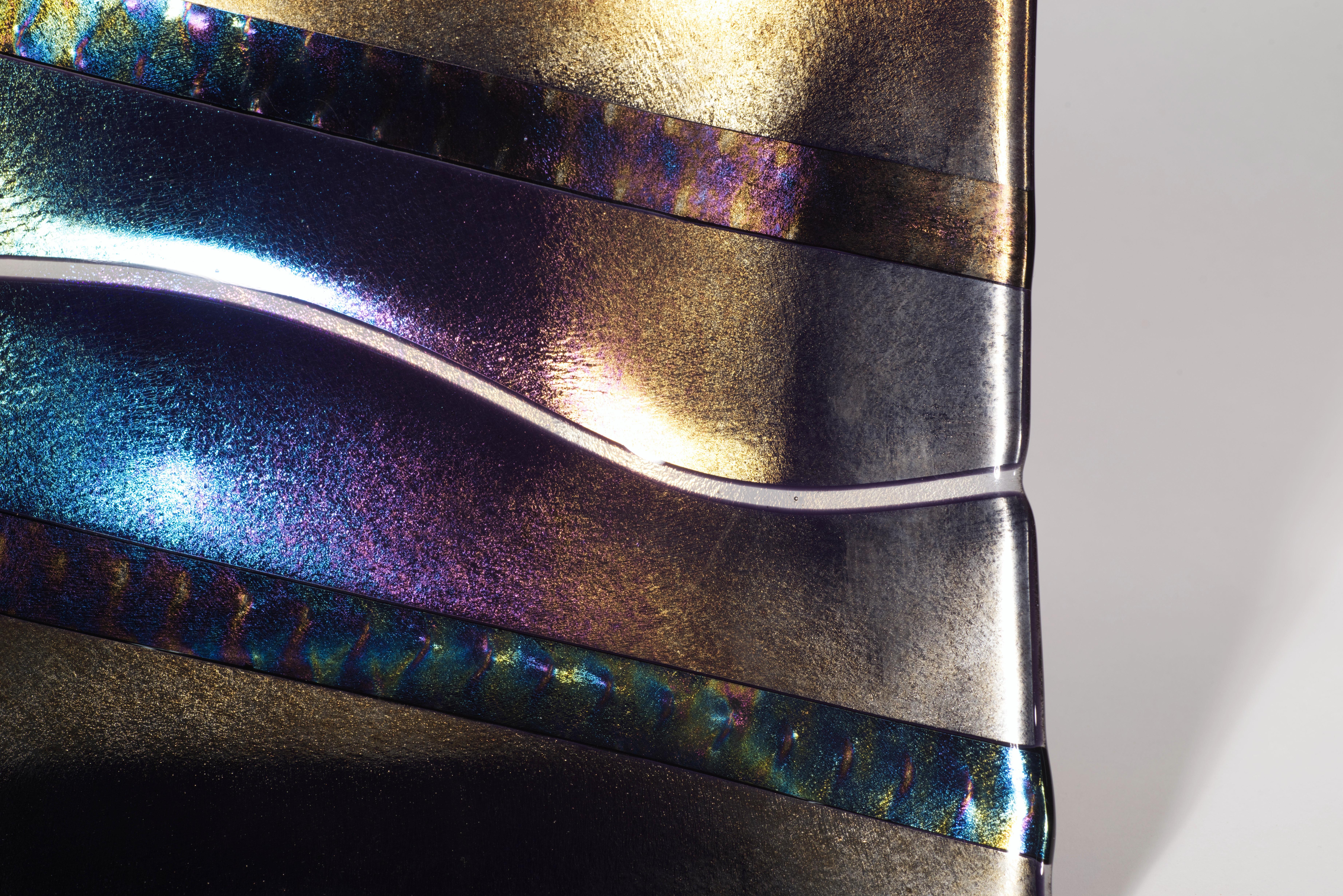 
Großes Vintage-Glastablett mit abstraktem grafischem Design aus mehrfarbigem Glas auf dichroitischem Hintergrund. Tiefe, juwelenartige Farben von dichroitischem Glas, mit Farbverschiebungen von Bordeauxrot zu Waldgrün, bilden einen dunklen,