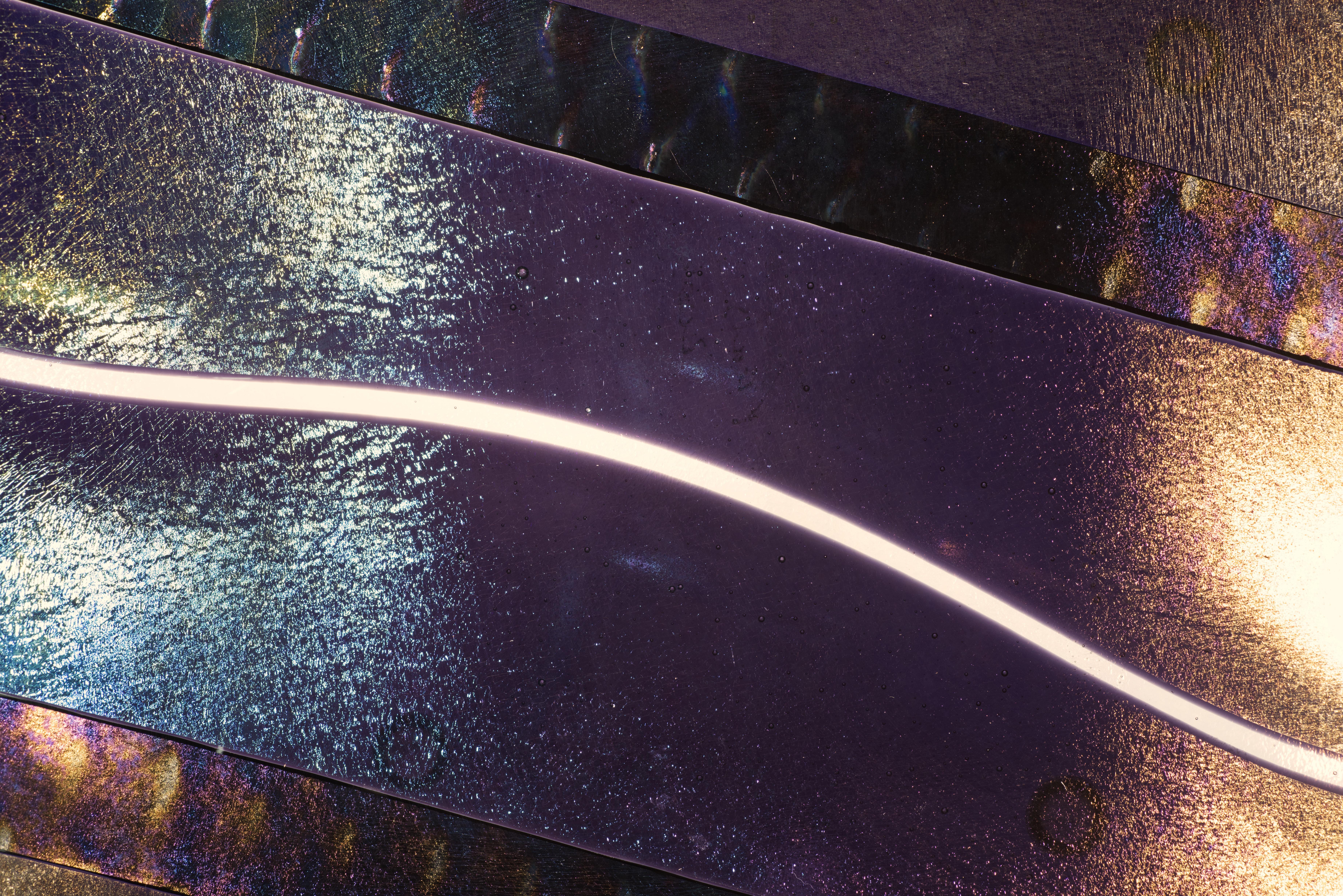 Paula Radke Großes Tablett aus geschmolzenem Dichroic-Glas, amerikanisches Studio-Kunstglas (21. Jahrhundert und zeitgenössisch) im Angebot